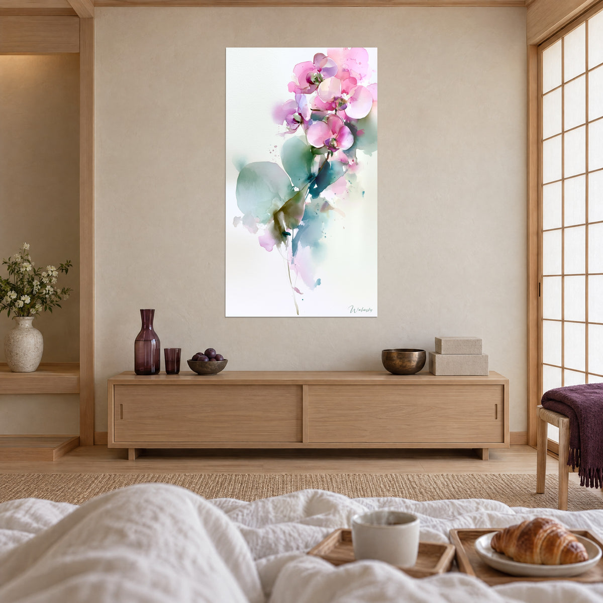 Quadro steli fiorito sottile in acquerello diluito, petali rosa tenue e fogliame blu-verde, sopra un letto in una camera luminosa