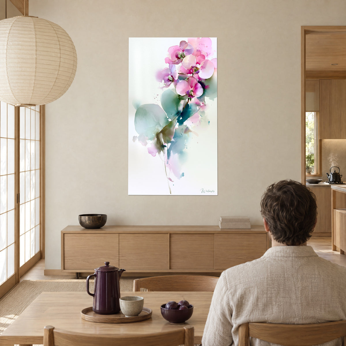 Quadro fiori di orchidea rosa e malva con cuori porpora, macchie verde salvia, uomo di spalle seduto a tavola davanti alla sua tazza in una sala da pranzo luminosa