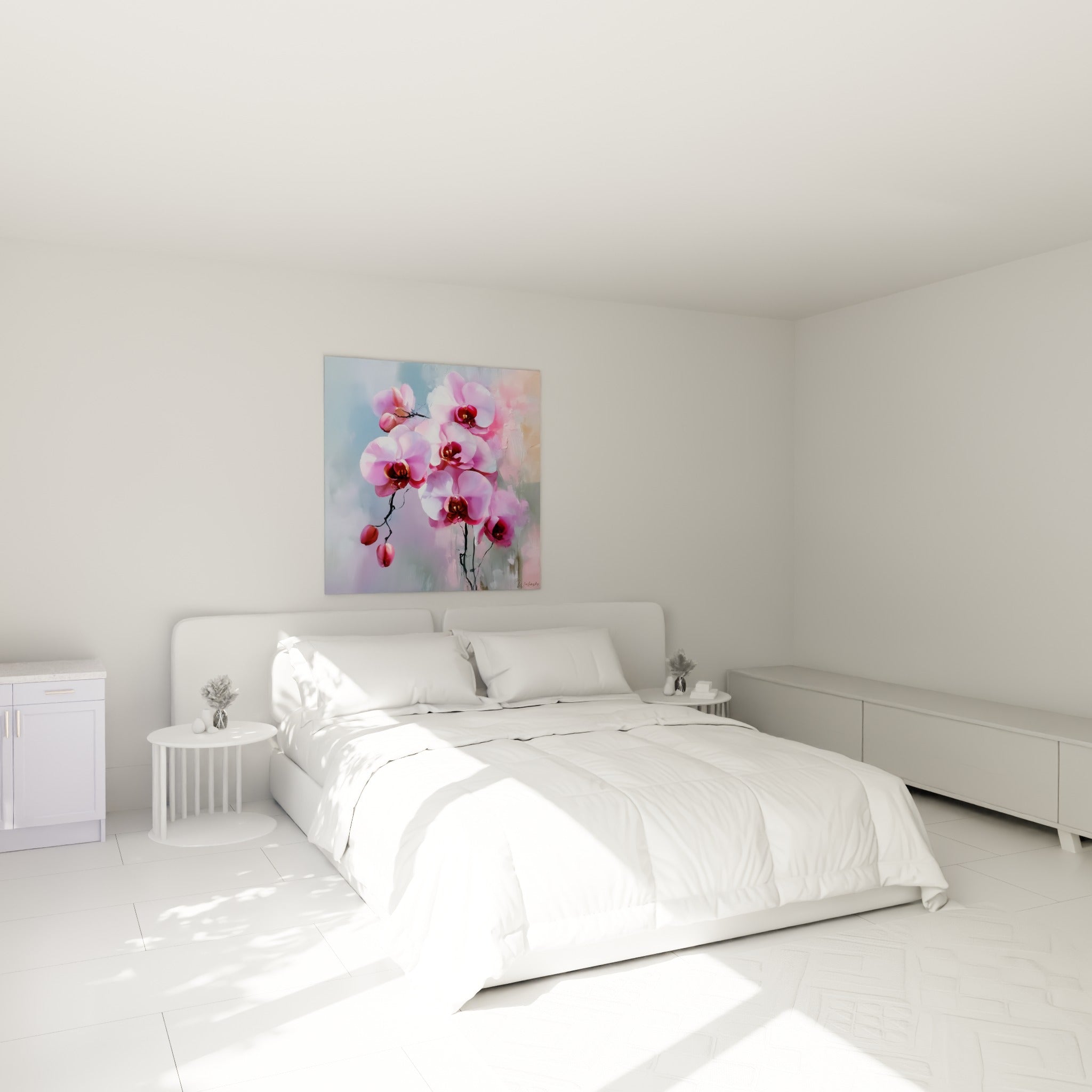 Grappe d'orchidées roses et blanches suspendue au-dessus d'un lit dans une chambre claire