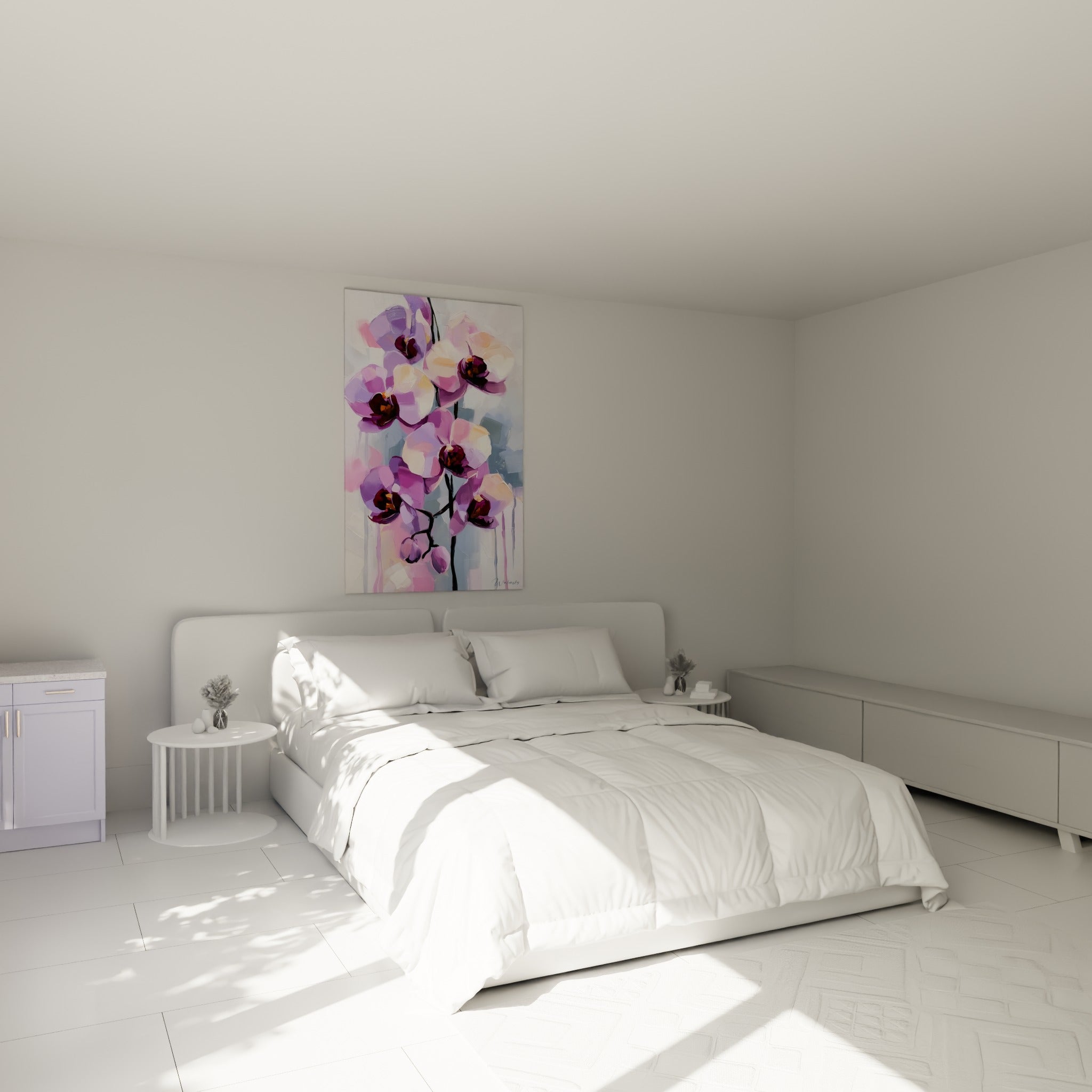 Branche d'orchidée rose et lilas au-dessus d'un lit dans une chambre claire et épurée
