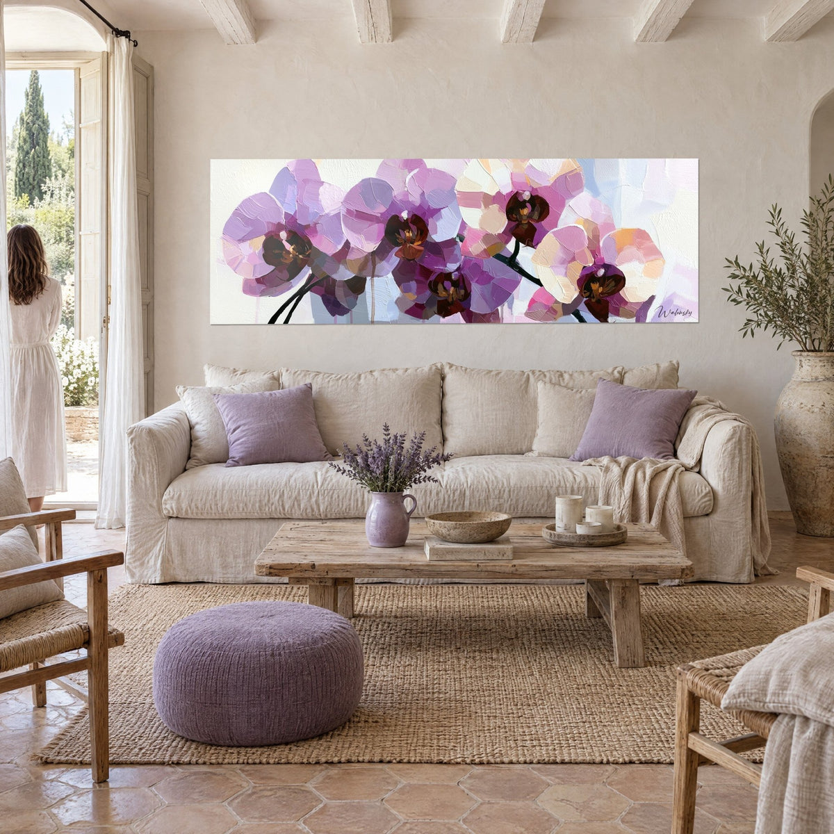 Gemälde Orchideen in Malvenfarben mit purpurroten Herzen und elfenbeinfarbenen Akzenten, Frau von hinten in einem Mas, über einem Sofa in einem hellen Wohnzimmer