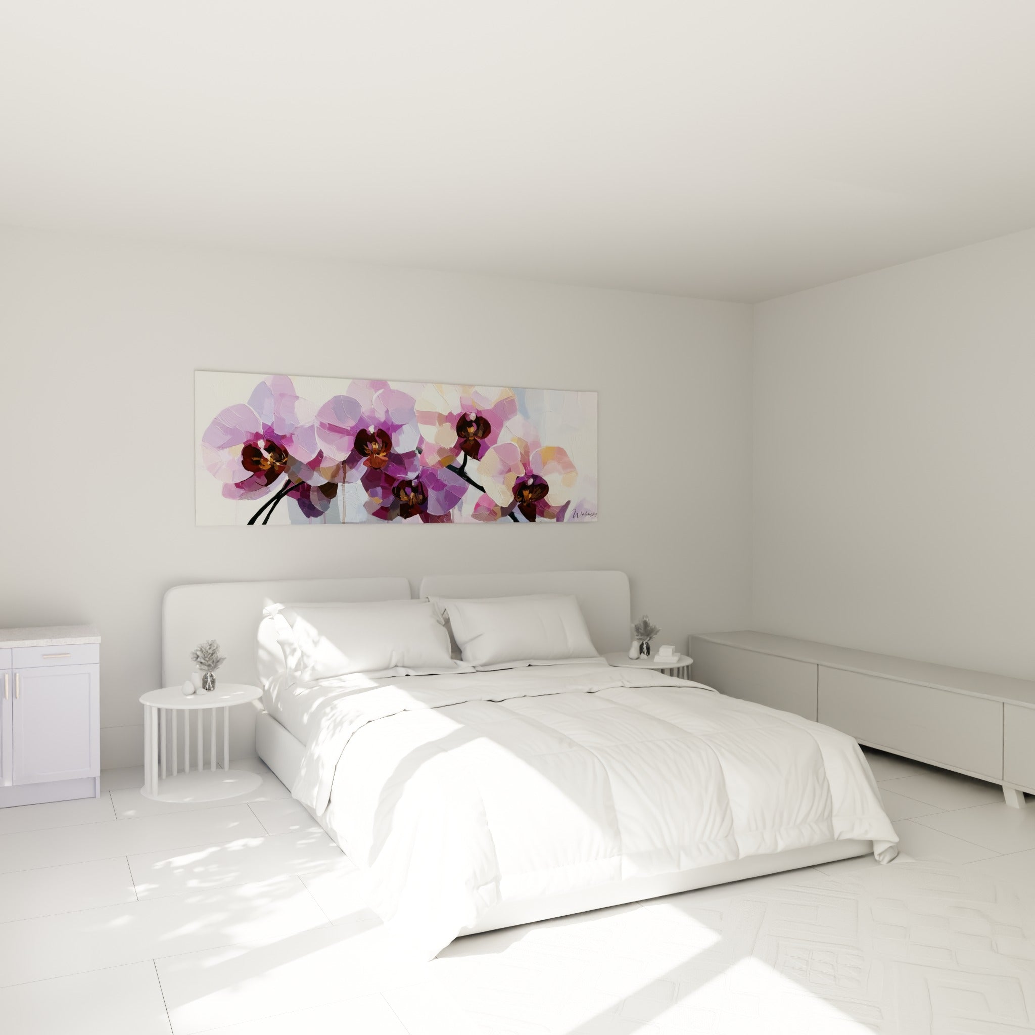 Branche d'orchidées lilas et pourpre accrochée au-dessus d'un lit dans une chambre claire