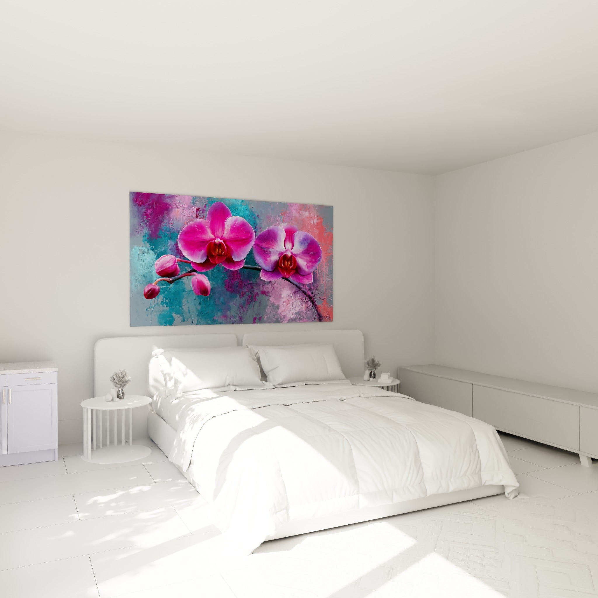 Branche d'orchidée rose et violette au-dessus d'un lit dans une chambre claire