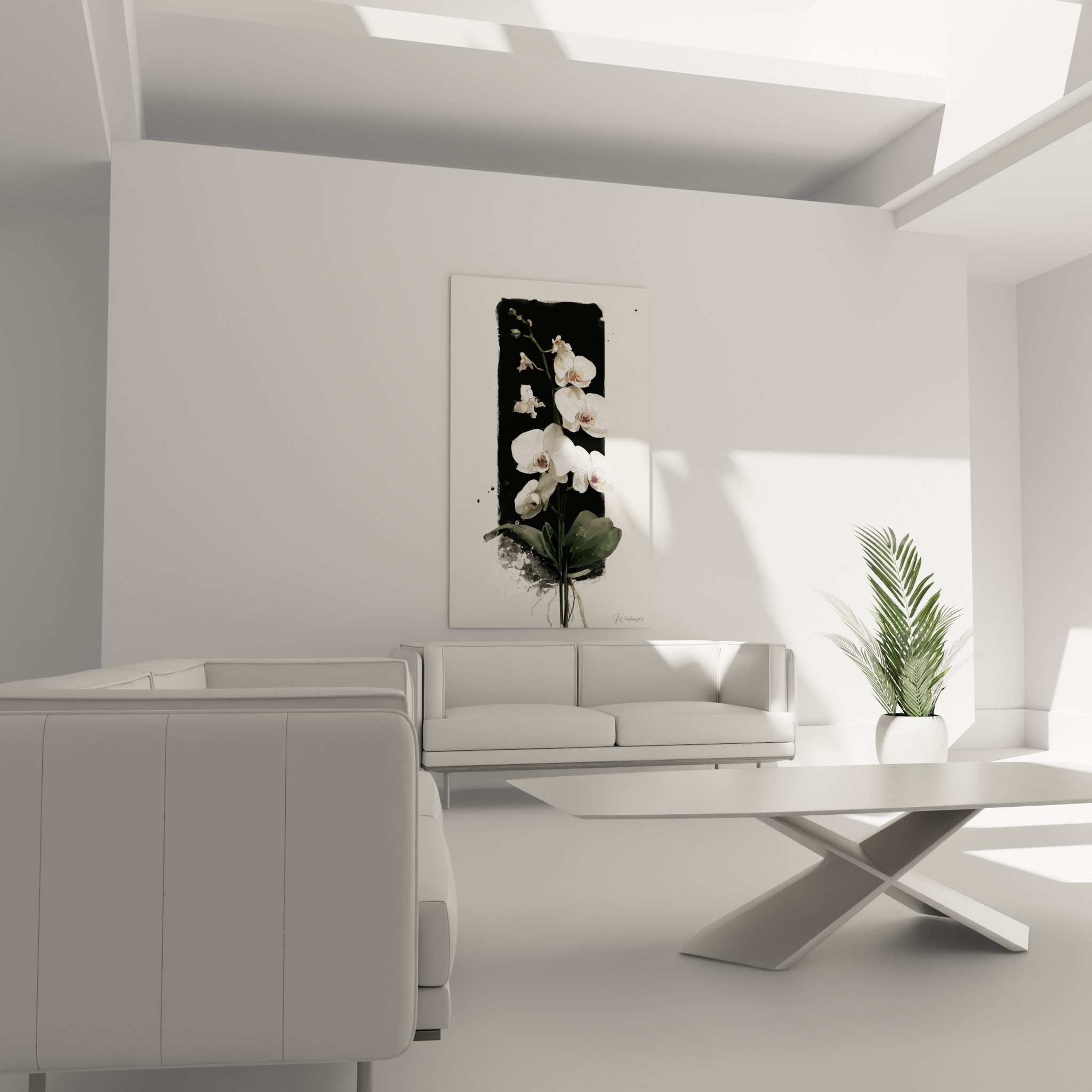 Tige d'orchidée blanche et feuilles vert sombre au-dessus d'un canapé dans un salon lumineux