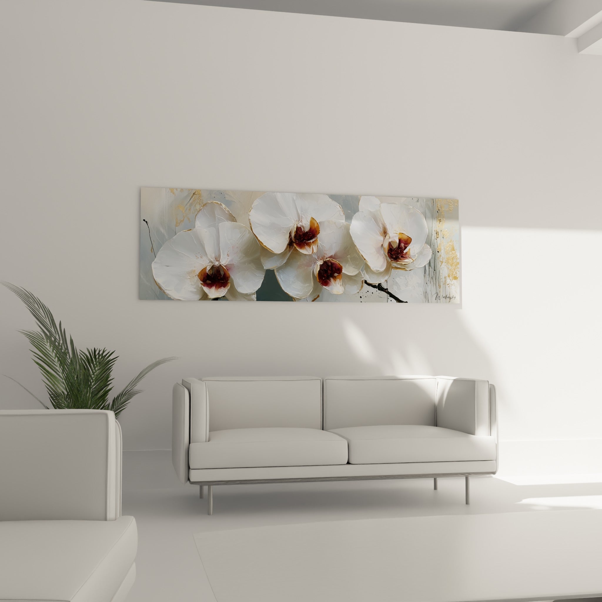 Fleurs d'orchidée blanches à cœur bordeaux au-dessus d'un canapé dans un salon lumineux
