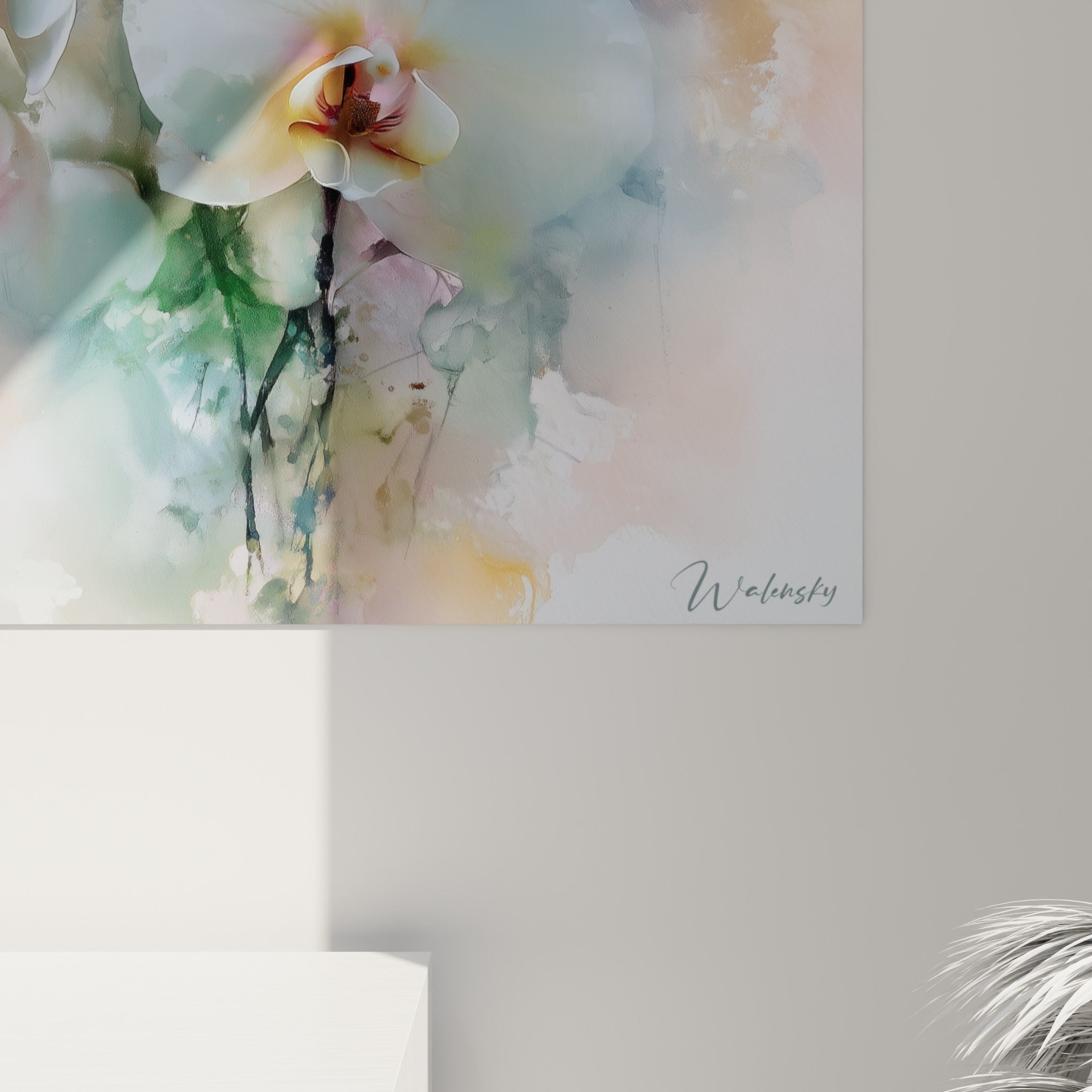 Empâtements et coulures d'aquarelle sur pétale blanc, nuances lavande et jaune se fondant en douceur