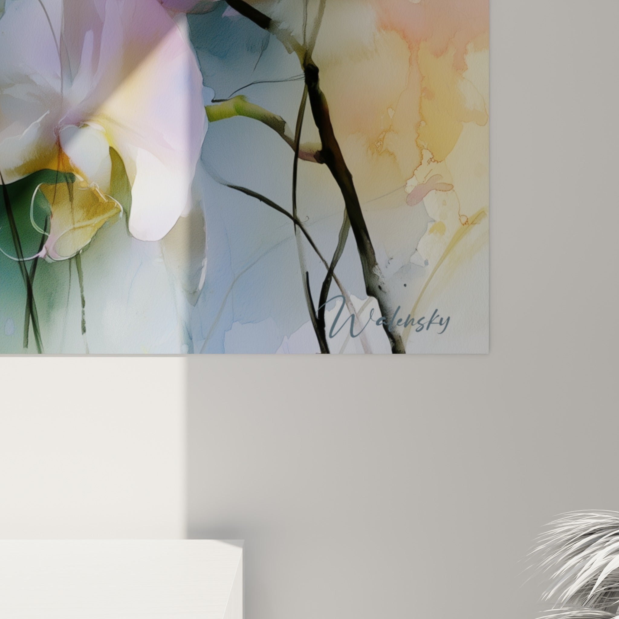 Pétales d'orchidée blancs texturés, coulures ocre et lilas, grain aquarelle visible de près