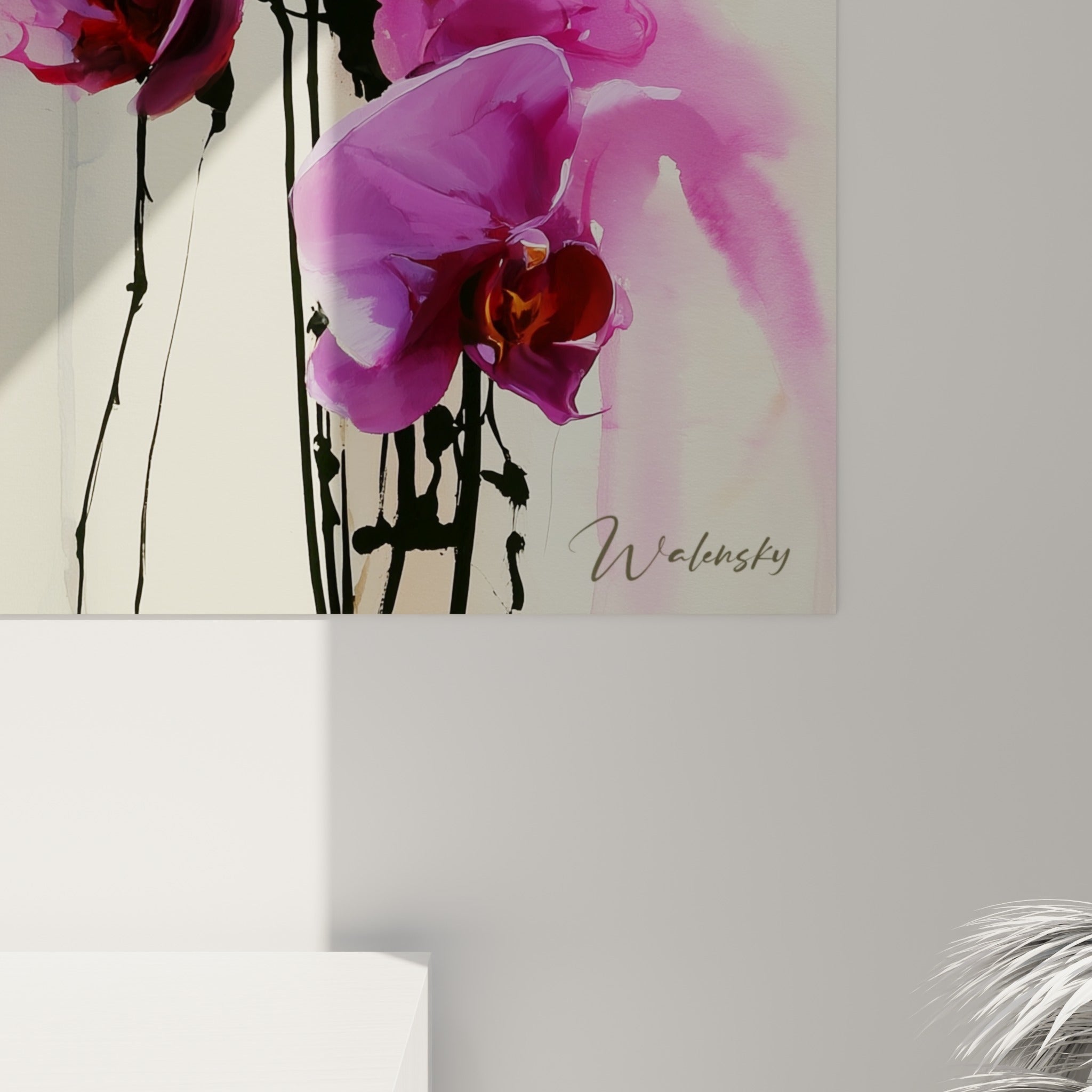 Pétales roses veinés de blanc et coulures grises visibles en gros plan sur la toile