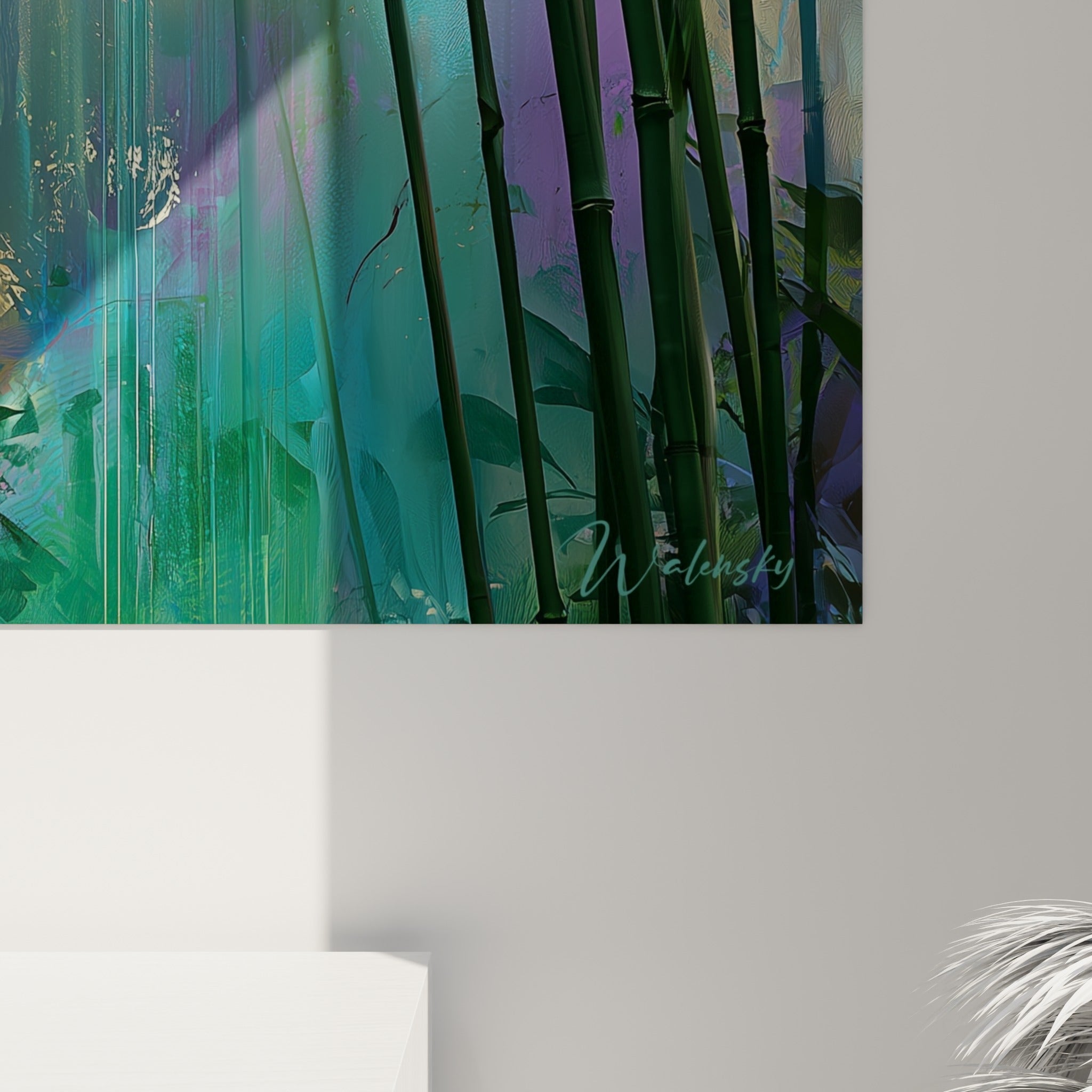 Grain pictural des orchidées violettes et coulures turquoise visibles en gros plan sur la toile