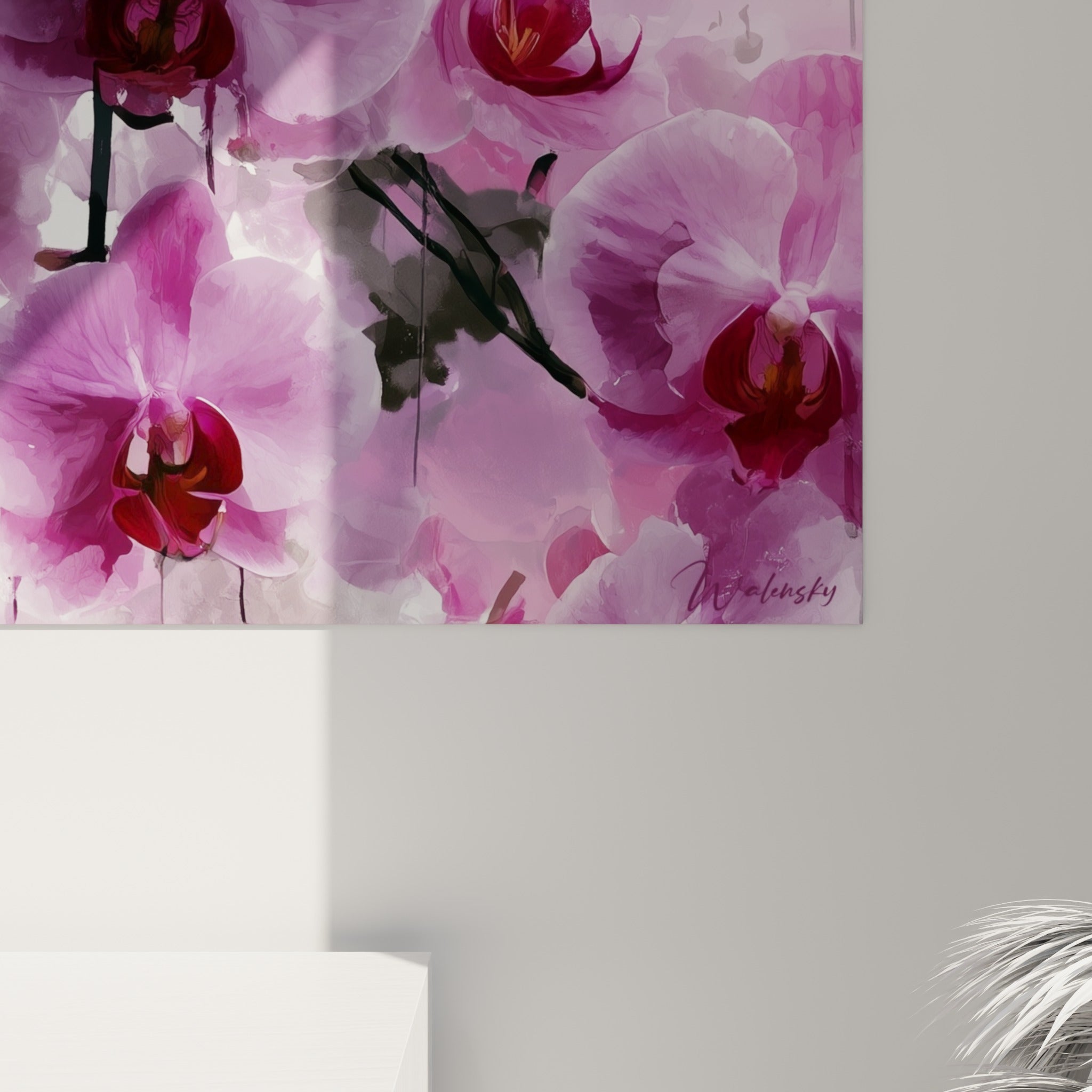 Pétales d'orchidée mauve texturés, coulures d'encre noire et fondus pourpre visibles de près