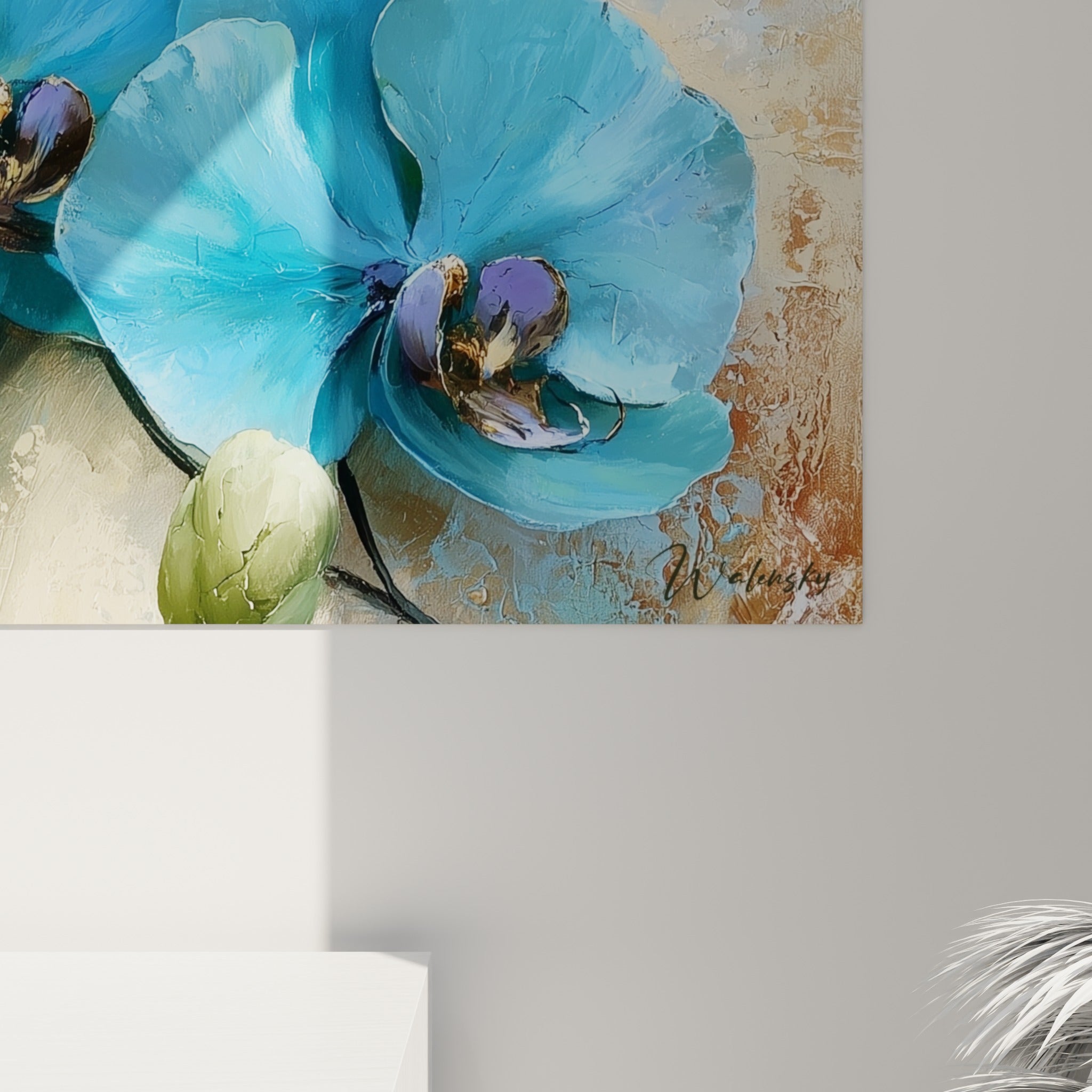 Empâtements bleu turquoise et coulures dorées visibles sur les pétales d'orchidée peints