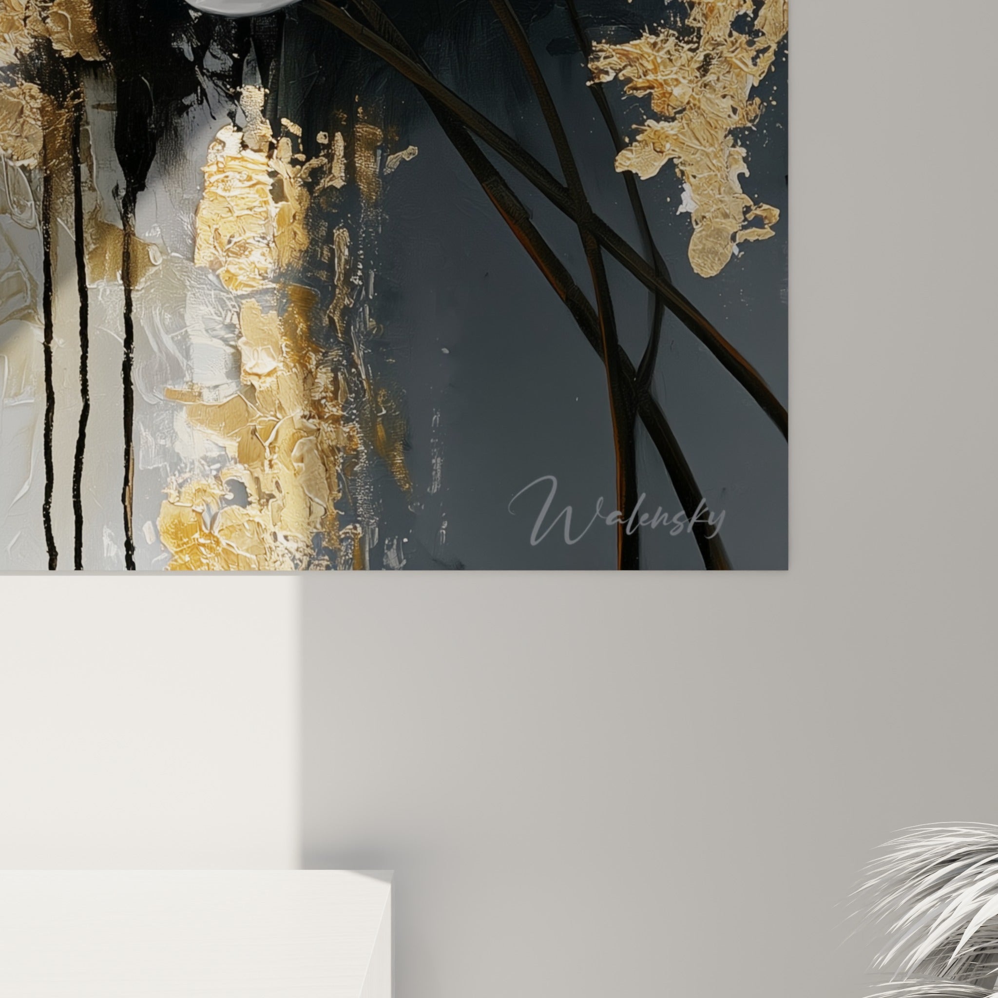 Empâtements blancs et coulures dorées se mêlent au grain anthracite de la toile d'orchidée