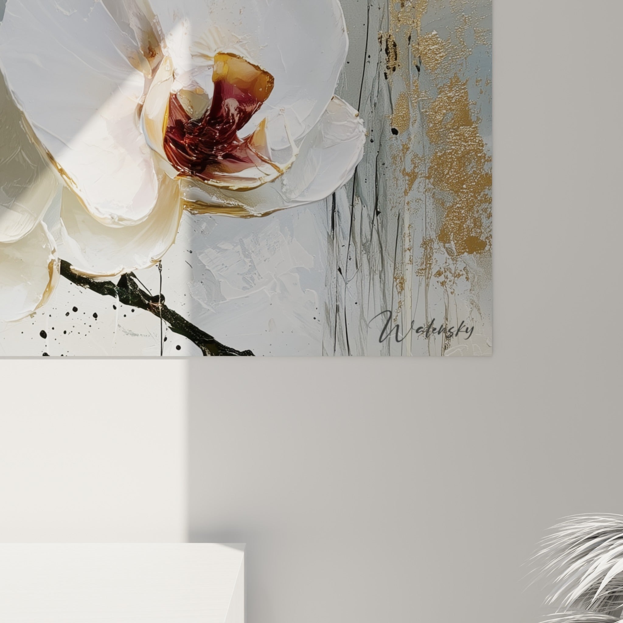 Empâtements blancs et coulures dorées visibles sur les pétales sculptés de l'orchidée