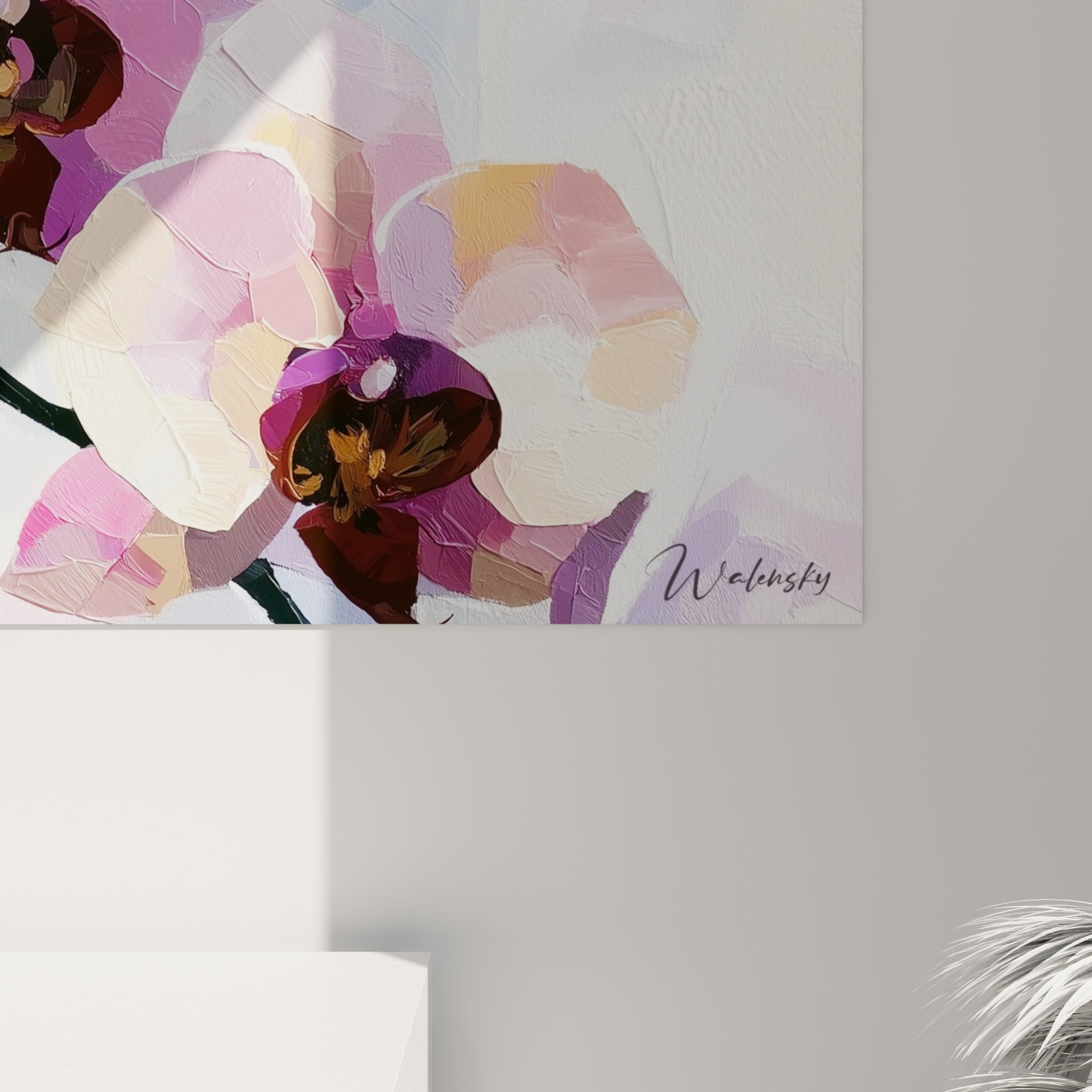 Empâtements de peinture mauve et bordeaux révélant la texture des pétales d'orchidée en gros plan