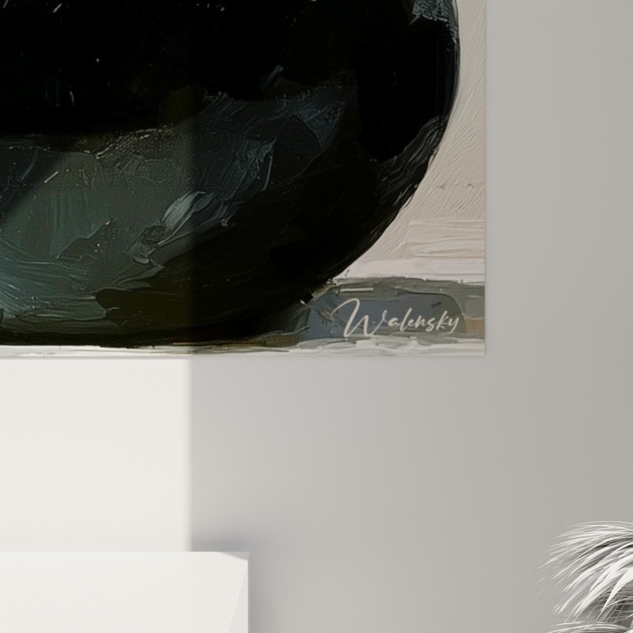 Empâtements de peinture blanche et beige sur les pétales d'orchidée, coulures noires du vase visibles de près