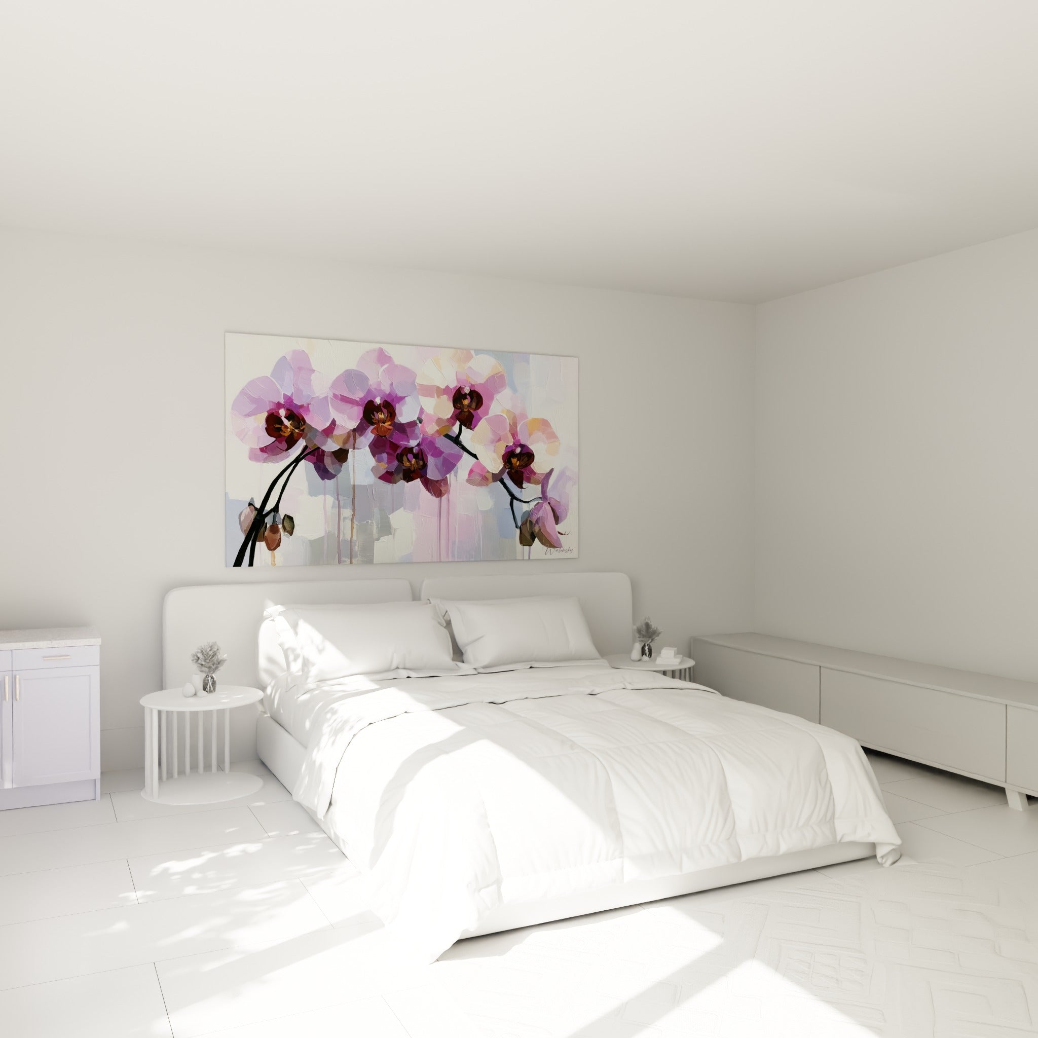 Branche d'orchidées violettes et blanches accrochée au-dessus d'un lit dans une chambre claire