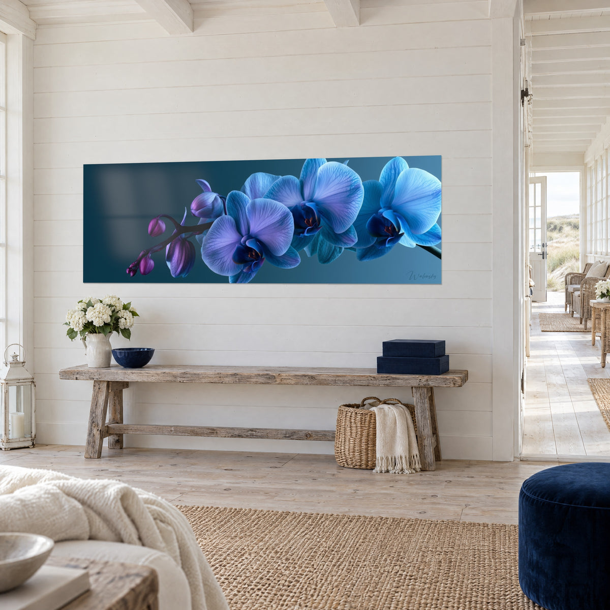 Quadro panoramico di fiori d'orchidea azzurri nervati e boccioli viola su fondo verde salvia, parete in assi bianche, sul mare