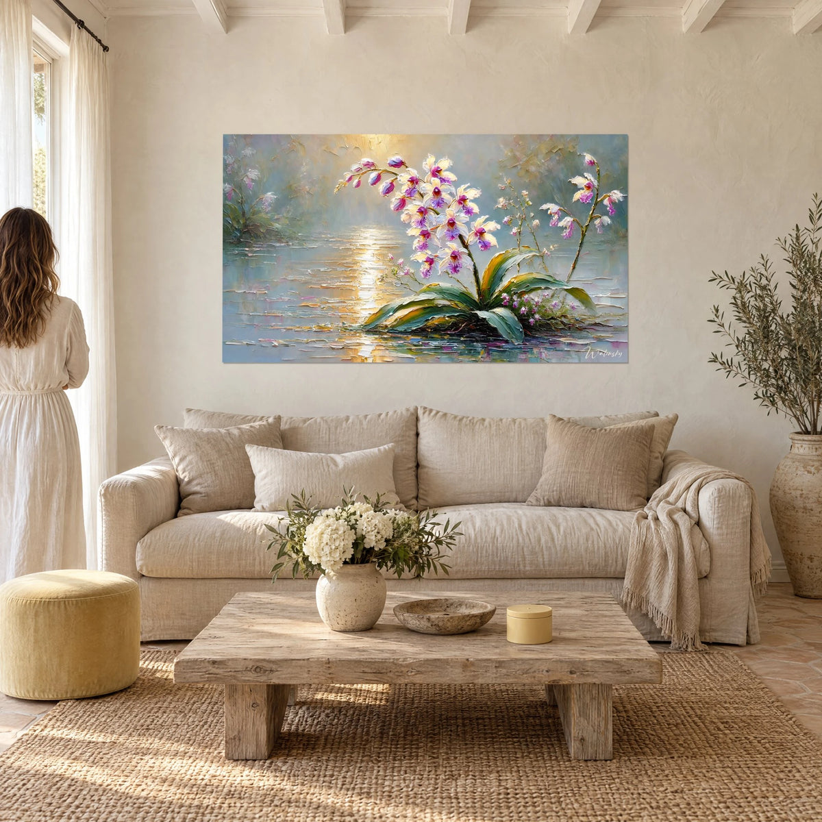 Schilderij witte en paarse orchideeën op een gouden vijver, dikke verfopbouw, vrouw van achteren boven een bank in een lichte woonkamer