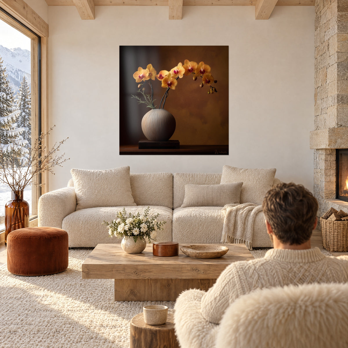 Quadro orchidee giallo oro su sfondo marrone ramato, vaso sferico scanalato, una persona di spalle, sopra un divano in un soggiorno luminoso