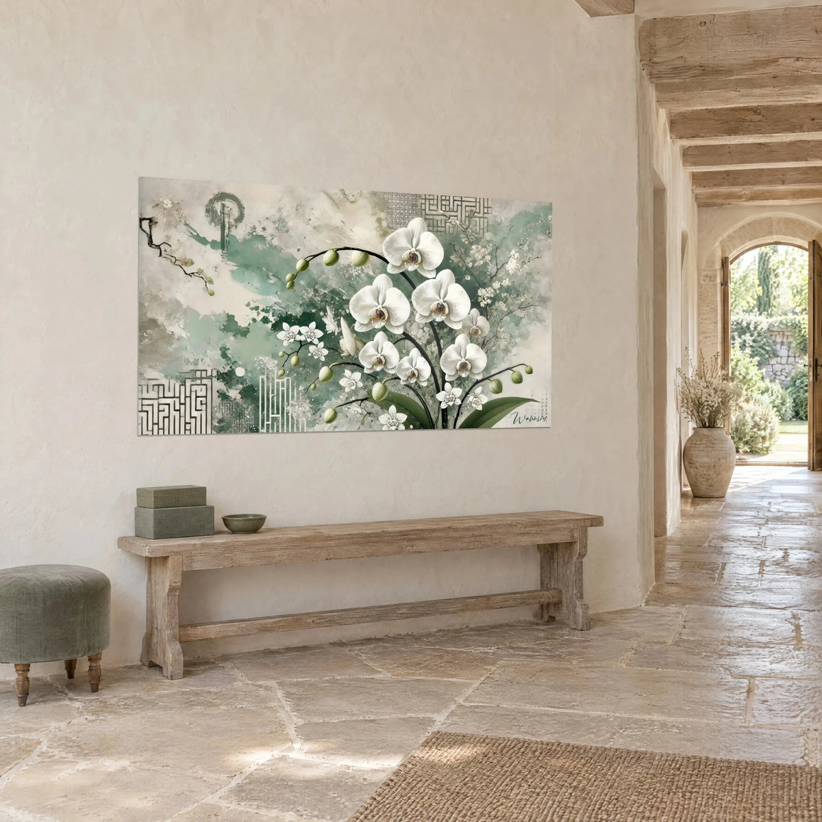 Gemälde Phalaenopsis-Rispe in Elfenbein mit grünen Knospen auf salbeigrüner und beiger Lavierung, an der Wand eines Eingangsbereichs aus Stein, Holzbank