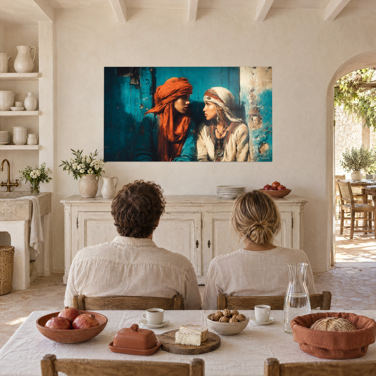 Tableau scène de murmure entre deux Orientales, écharpe orange vif, collier d'argent, mur turquoise patiné, vu depuis une table de mas