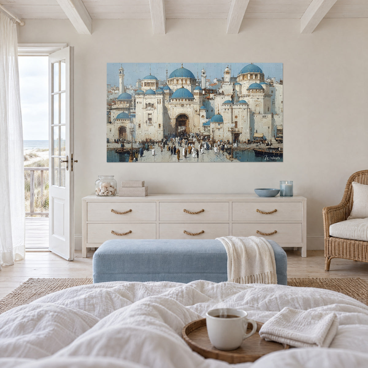 Gemälde Heiligtum mit türkisblauen Kuppeln, cremefarbenen Mauern und dunkelbraunem Portal, über einem Bett in einem hellen Schlafzimmer