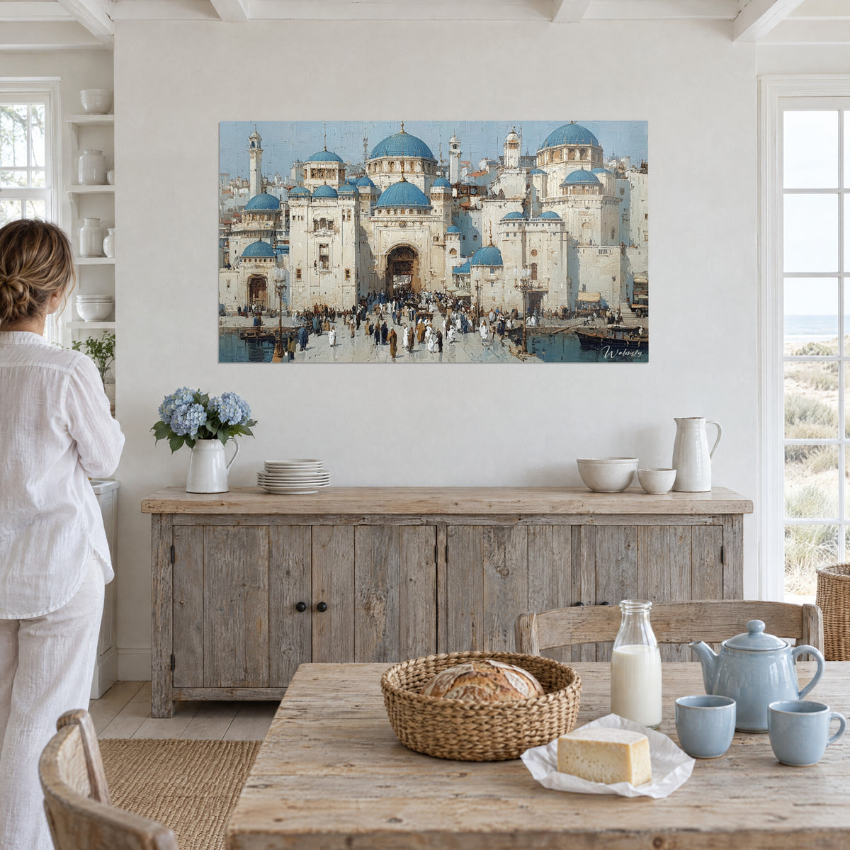 Gemälde orientalischer Hafen, Gestalten in weißen Gewändern vor dem braunen Bogen, azurblaue Kuppeln und cremefarbener Stein, neben einem Holzbuffet