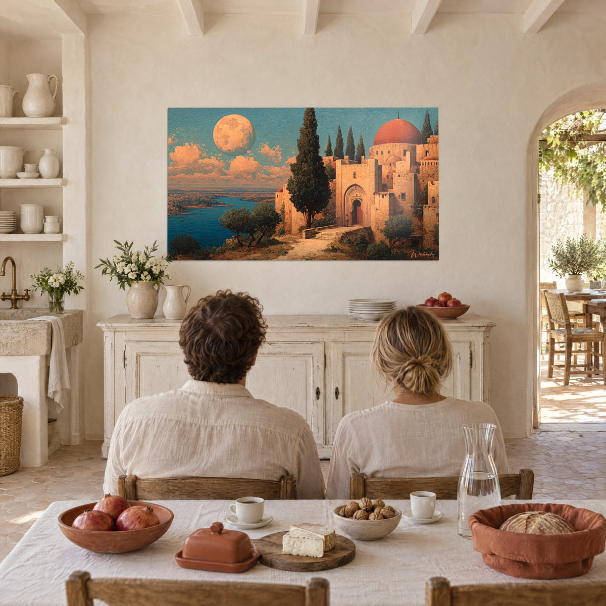Tableau lune rose géante sur village de pierre ocre, golfe indigo et cyprès, admiré par un couple de dos dans un mas