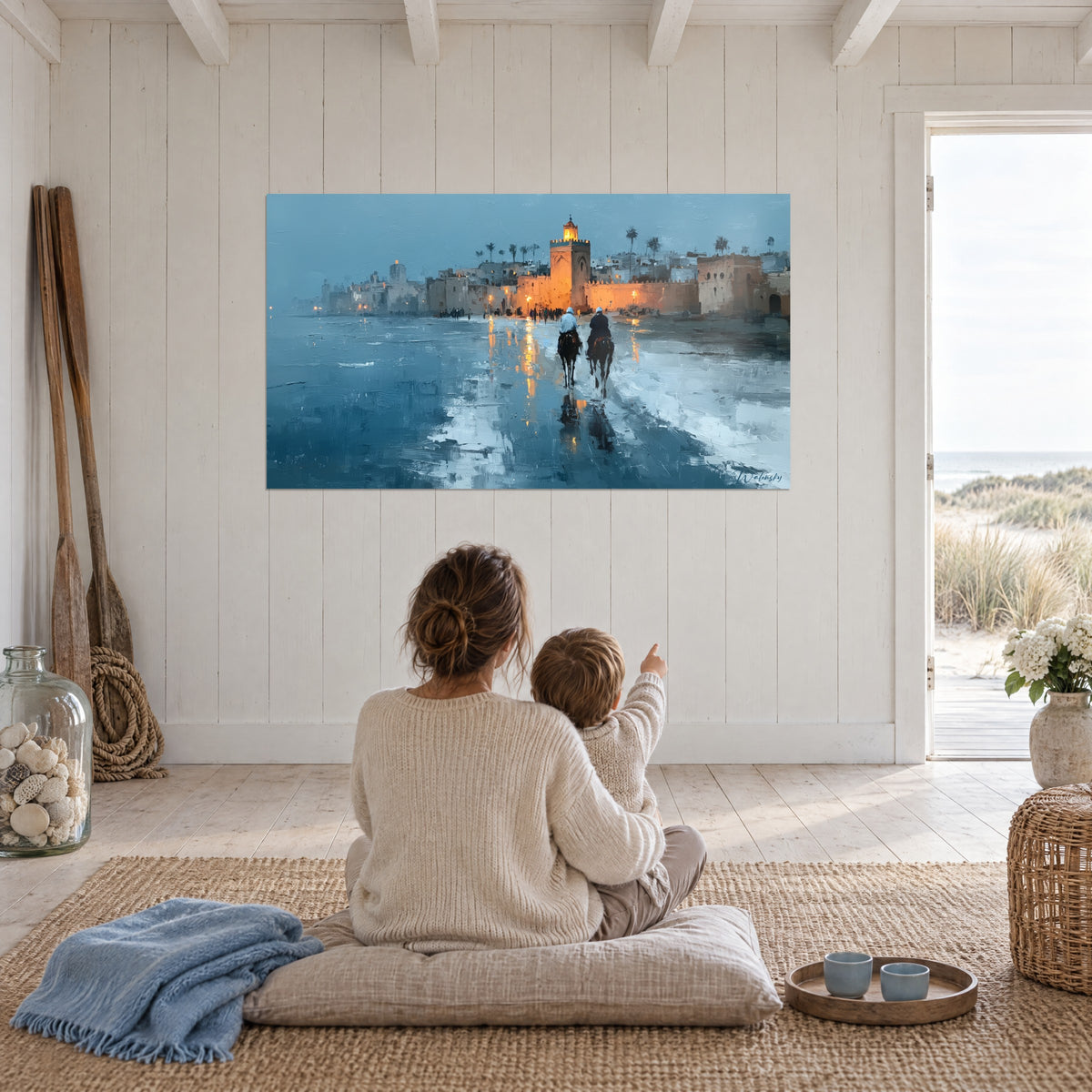 Quadro riva marocchina, minareto fiammeggiante e riflessi arancio su blu profondo, soggiorno bianco aperto sulle dune