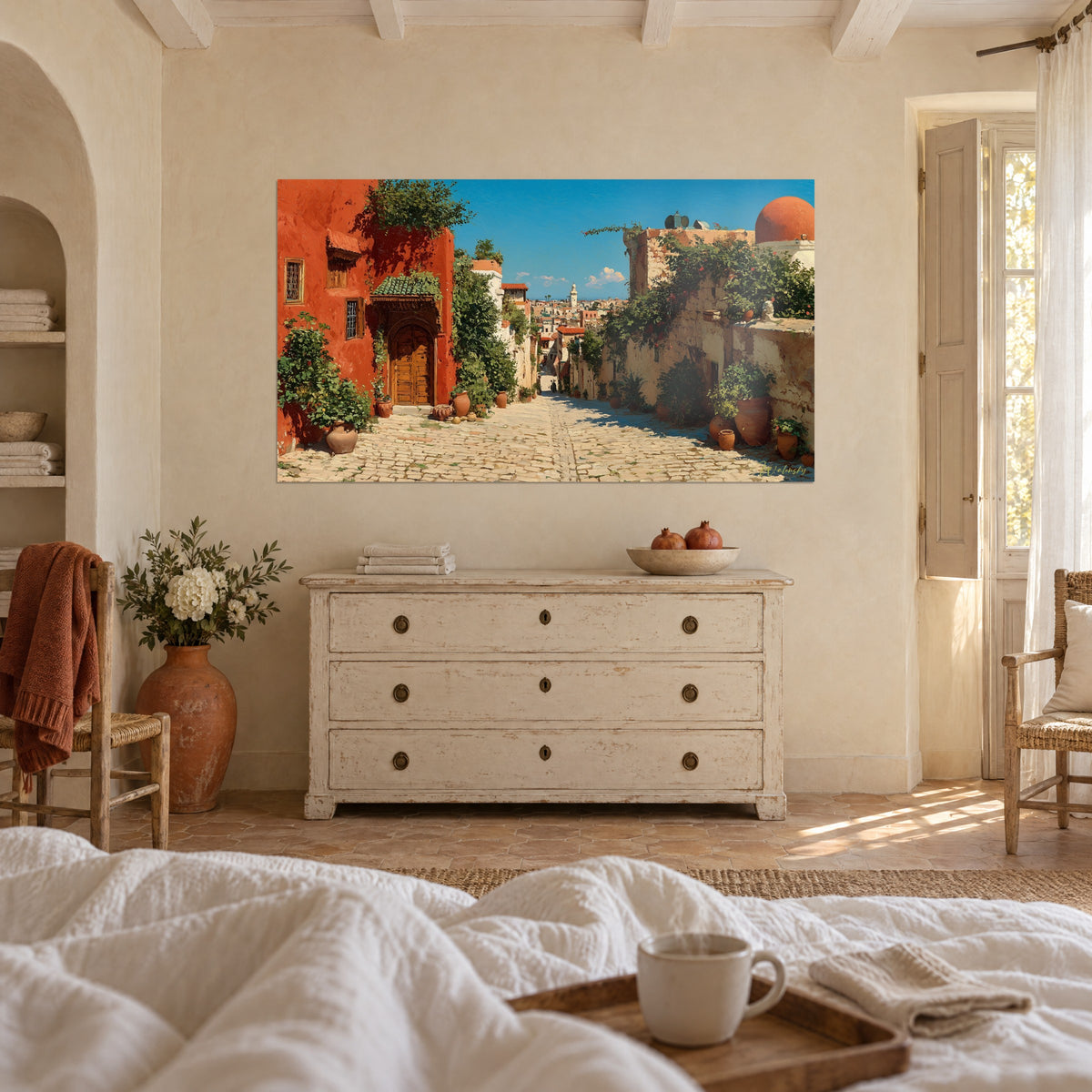Gemälde einer sonnigen Gasse mit gebrannt orangefarbenen Wänden und grünem Laub, rote Kuppel in der Ferne, über einem Bett in einem hellen Schlafzimmer