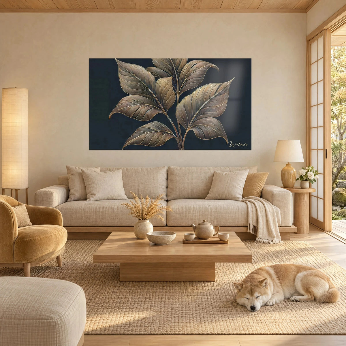 Gemälde mit goldenem Blattwerk und feinen Adern auf nachtblauem Grund, schlafender Shiba, über einem Sofa in einem hellen Wohnzimmer