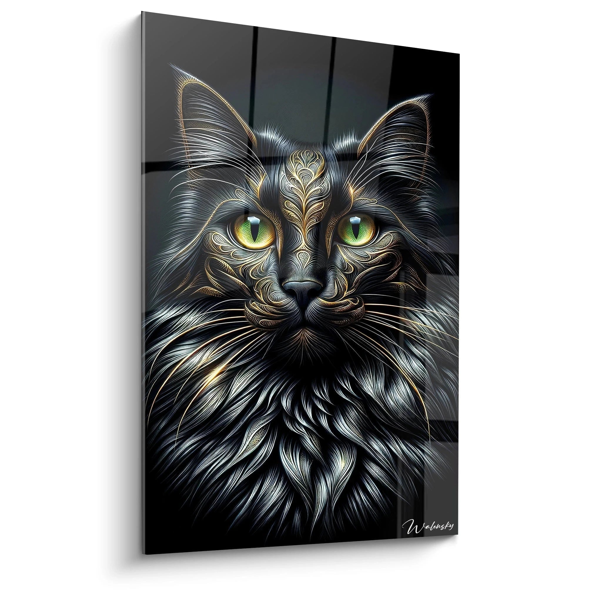Un tableau d'animal représentant un chat noir de face sur fond sombre, avec des motifs décoratifs dorés intégrés au pelage. Les yeux verts perçants à pupilles verticales sont mis en valeur par des ornements dorés. La texture du pelage mêle des lignes fluides argentées et des motifs floraux métalliques sur le visage et les oreilles.
