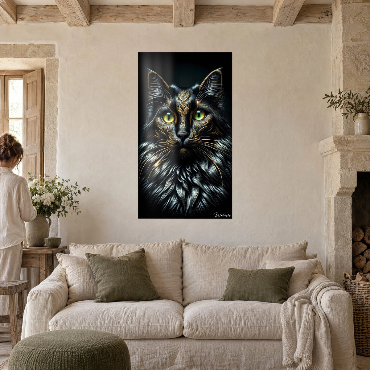 Gemälde schwarze Katze mit grünen Augen, goldene Arabesken auf der Stirn, cremefarbene Steinwand, über einem Sofa in einem hellen Wohnzimmer