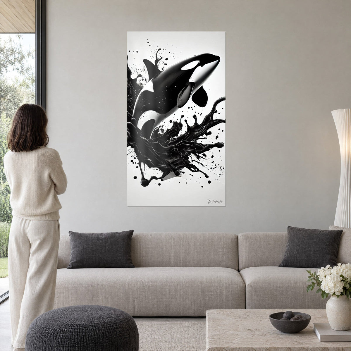 Gemälde Orca im Sprung, schwarzer Rücken und weißer Bauch, aus einer Tintenfontäne aufsteigend, über einem Sofa in einem hellen Wohnzimmer
