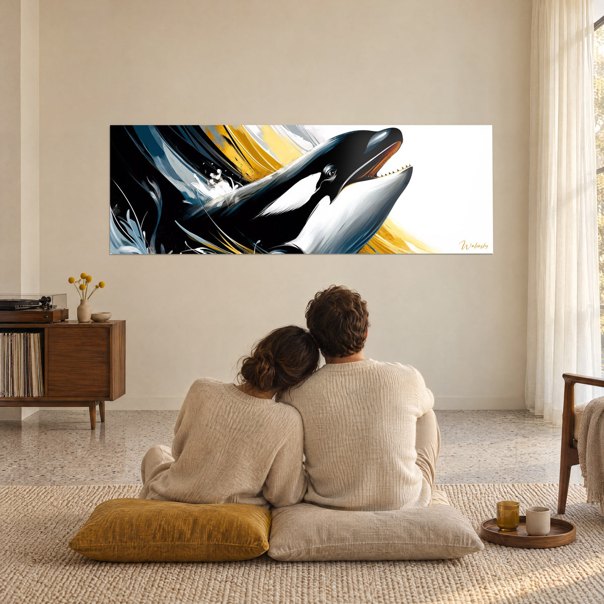 Quadro orca che erompe fuori dalle onde, bande zafferano e grigio perla, schiuma bianca, coppia di spalle seduta su cuscini