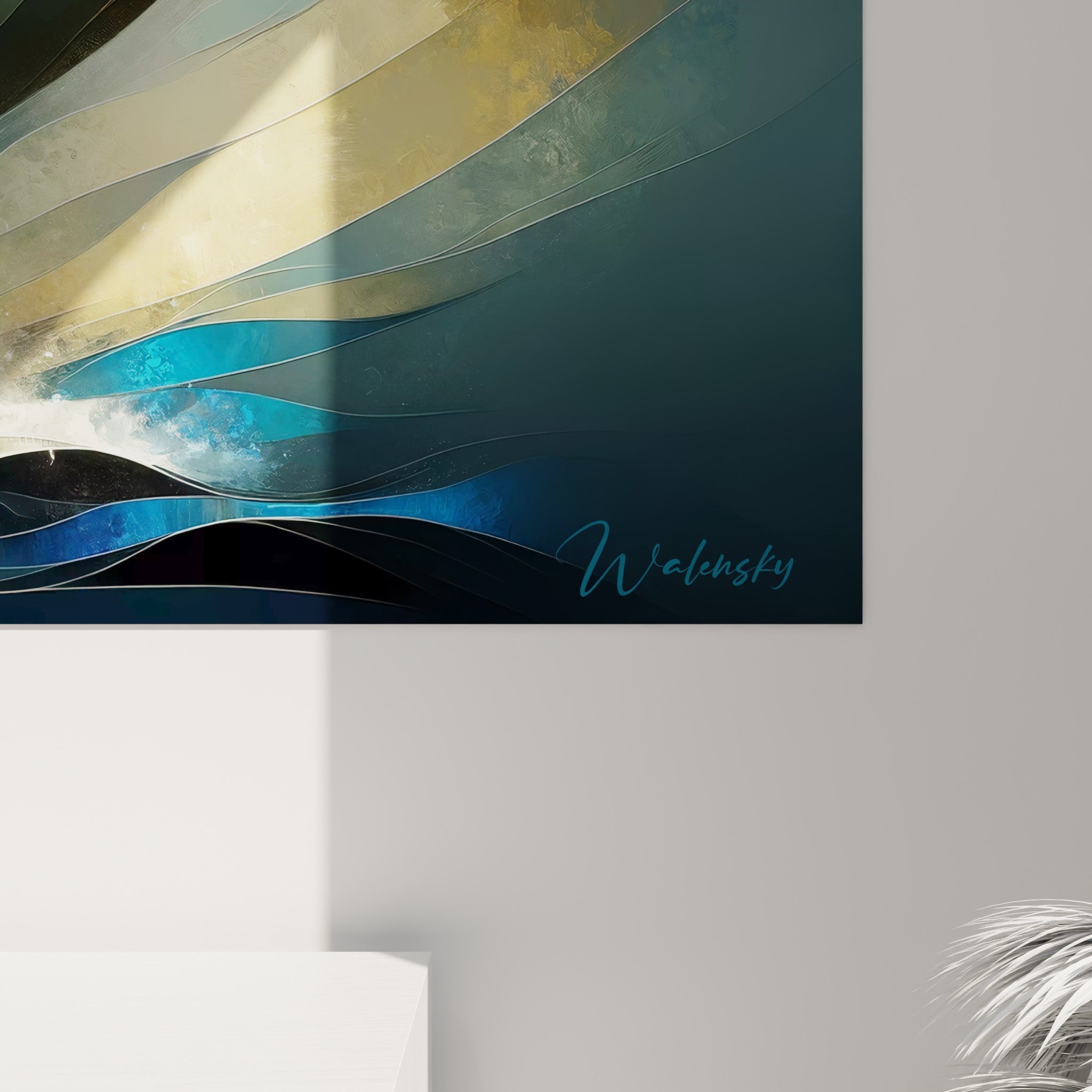 Facettes graphiques bleu marine, noir et dorées se touchant sur la toile, grain visible de l'impression.