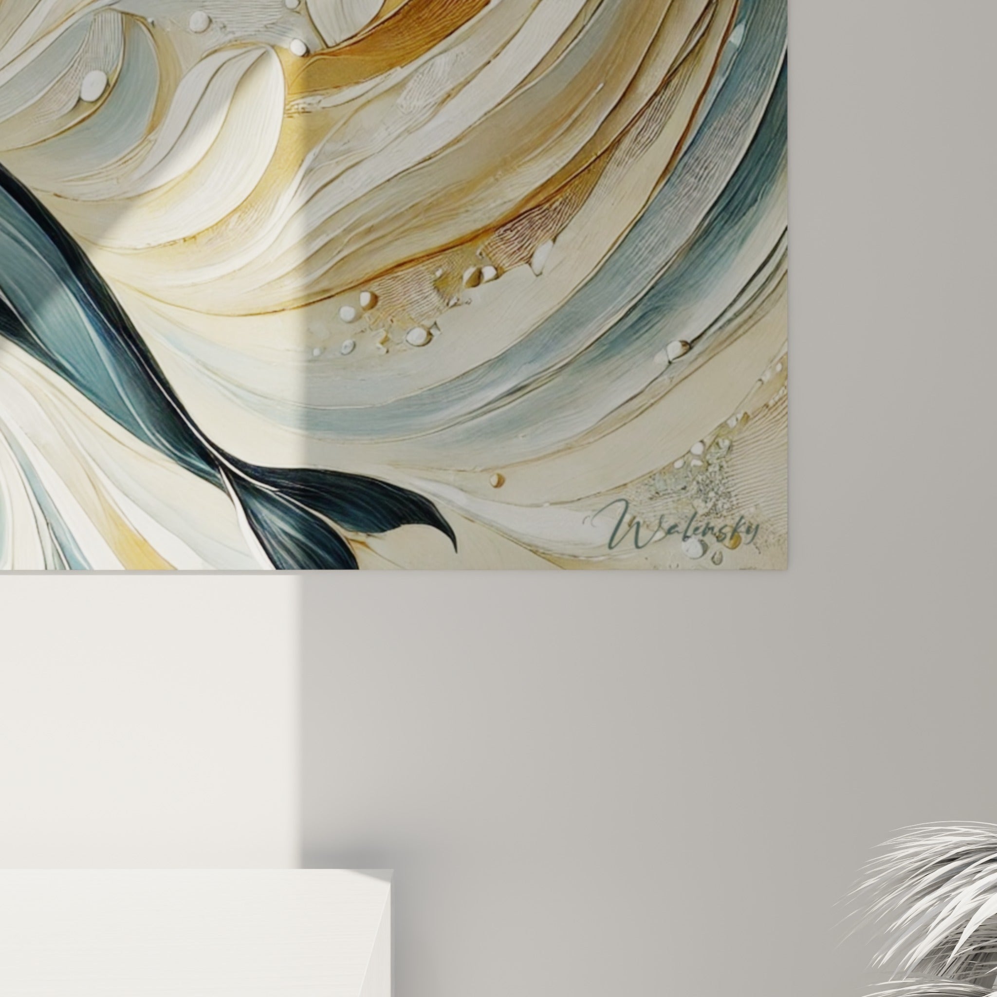 Matière peinte en empâtements dorés et gris ardoise révélant le grain texturé des vagues sculptées