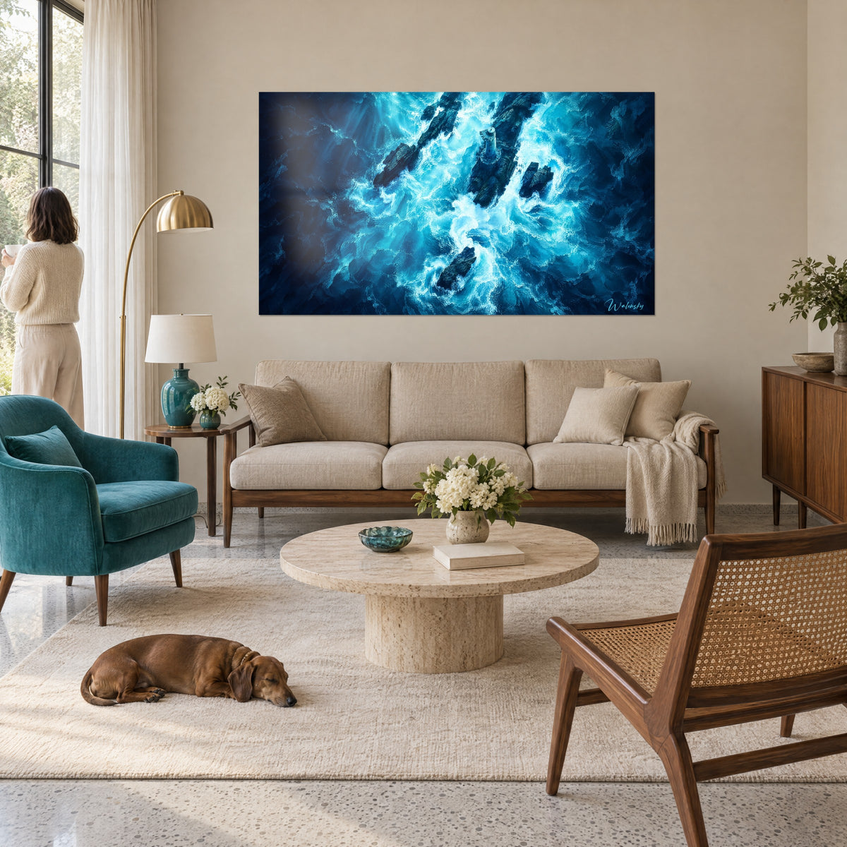Tableau phare cerné d'écume turquoise, rochers sombres et vagues blanches sous un ciel bleu nuit, au-dessus d'un canapé dans un salon lumineux