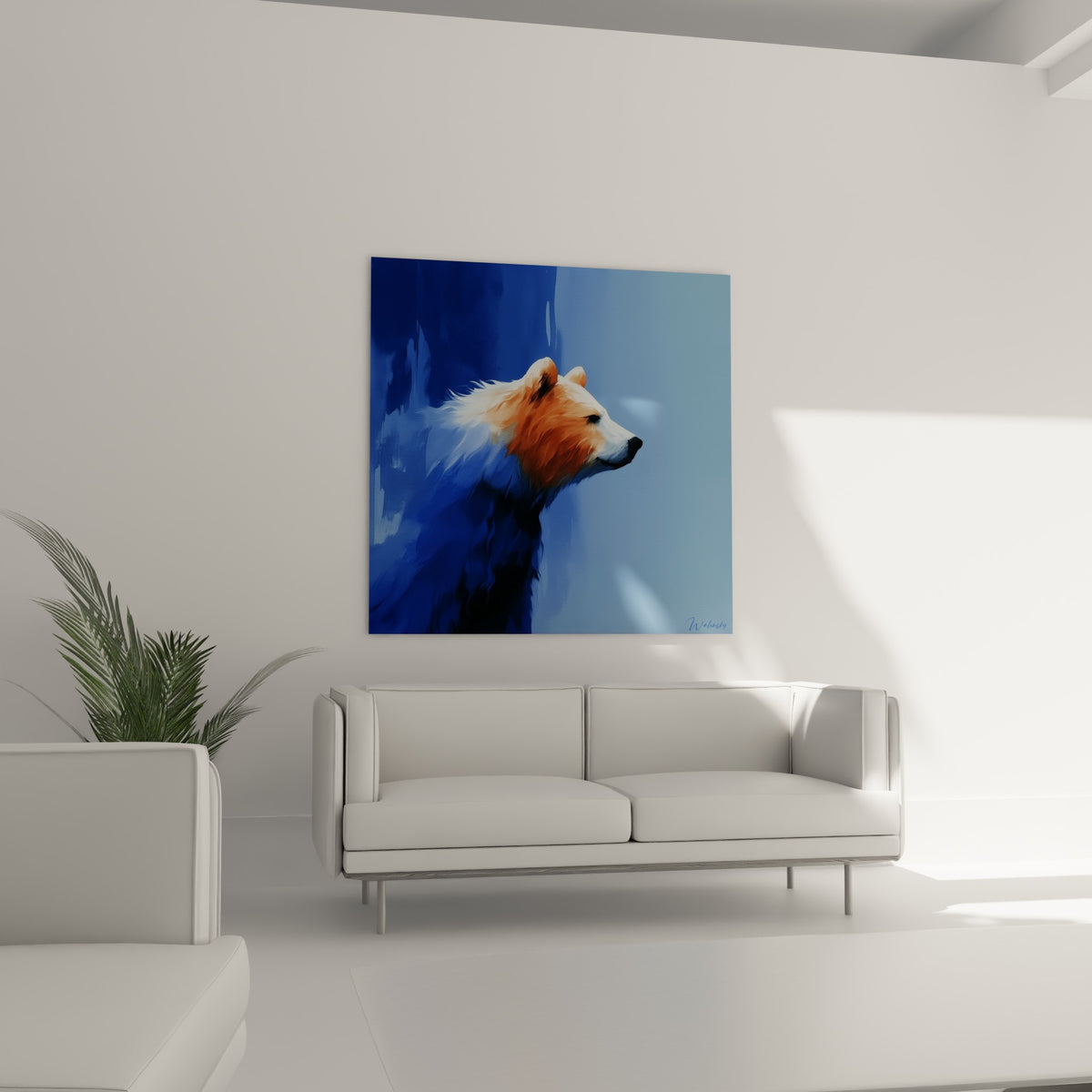 Silhouette fondue de l'ours brun entre anthracite et bleu poudré, au-dessus d'un canapé dans un salon lumineux