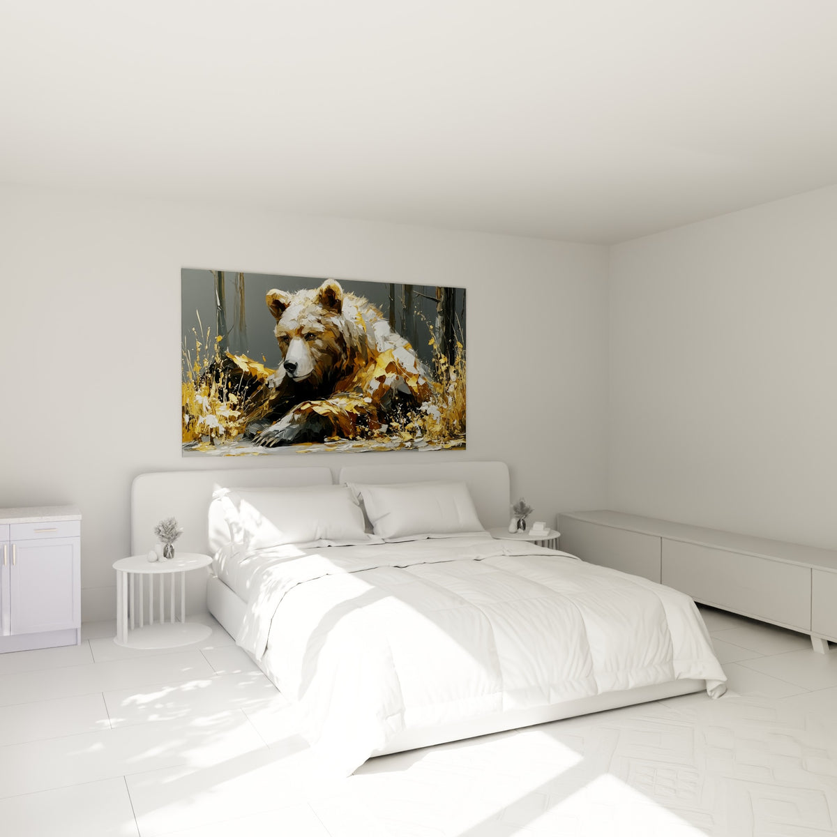 Ours brun doré et anthracite couché dans les herbes, accroché au-dessus d'un lit dans une chambre claire