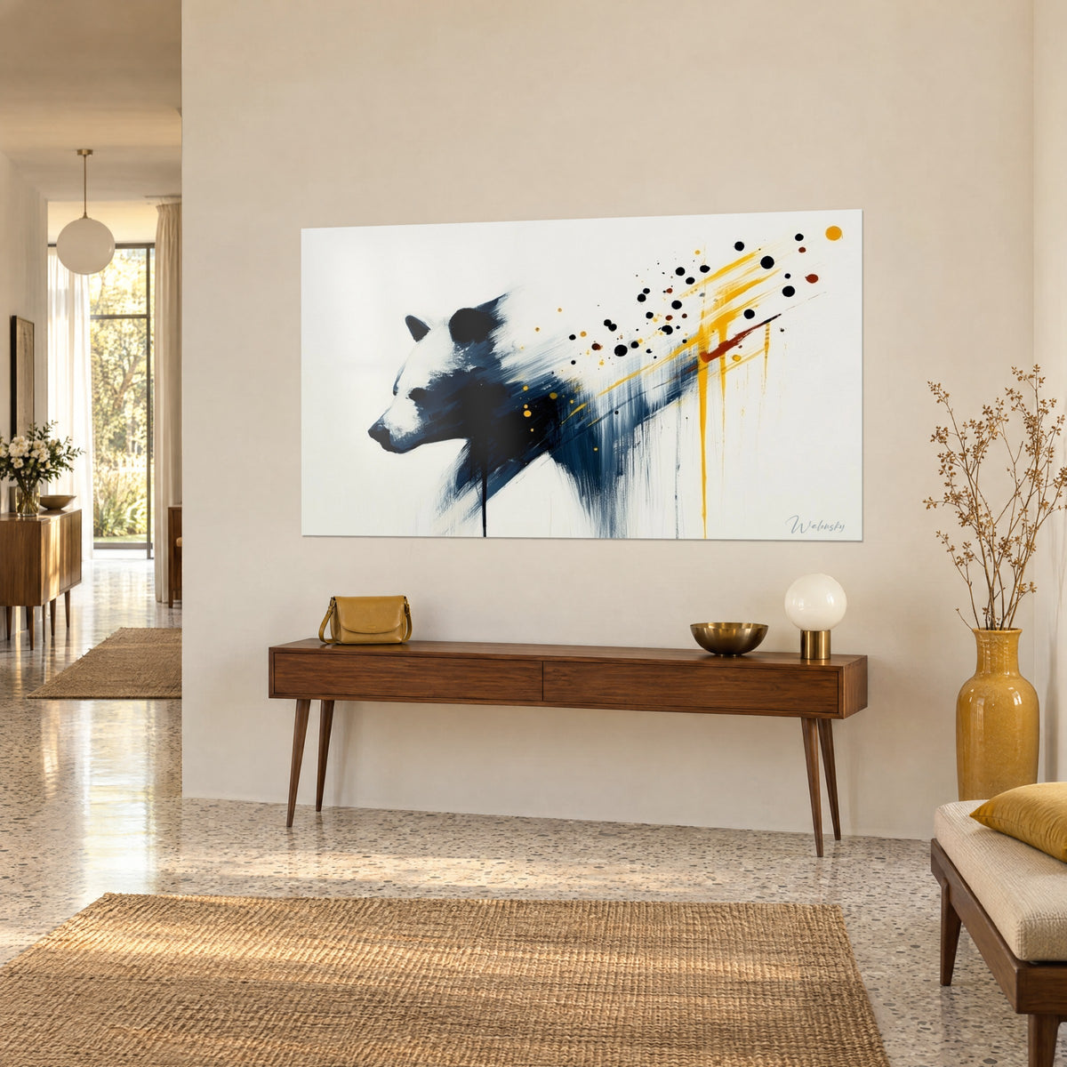 Quadro felino di profilo con pennellate indaco e bianco crema, colature ocra dorata, su una consolle di legno in un corridoio