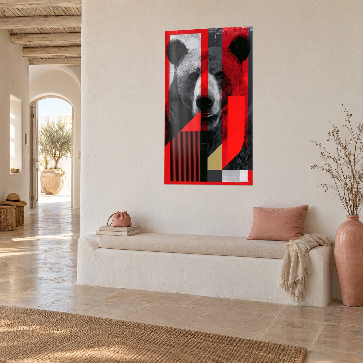 Gemälde zweifarbiger Bär, Schwarz und Weiß gegen leuchtendes Rot, Streifen und ockerfarbener Akzent, an der Wand eines mediterranen Hauses