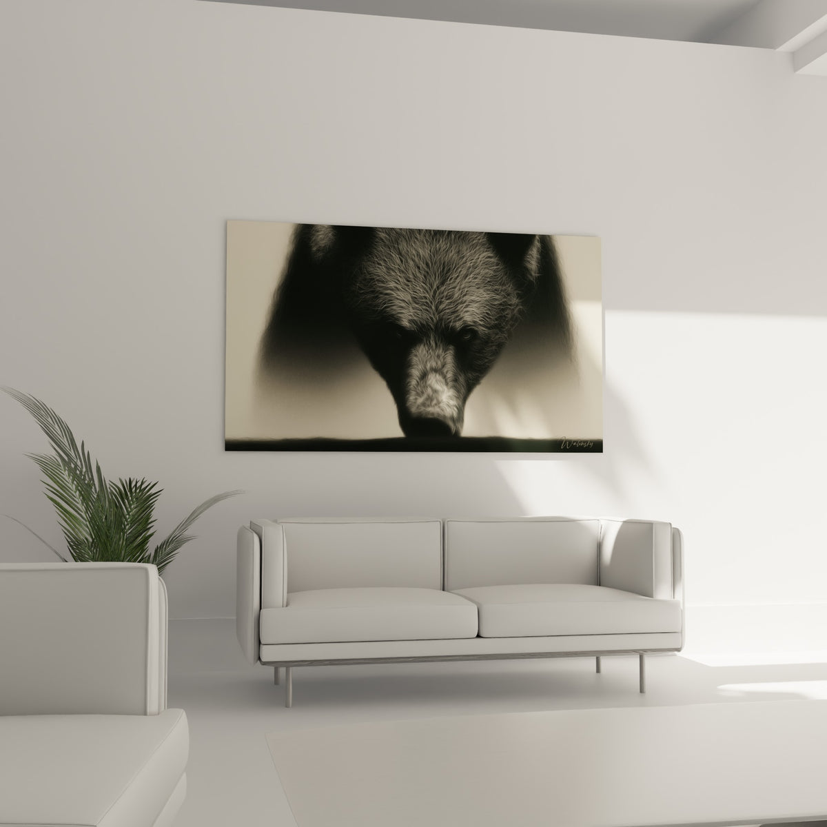 Regard intense de l'Ours brun anthracite et ivoire, positionné au-dessus d'un canapé dans un salon lumineux