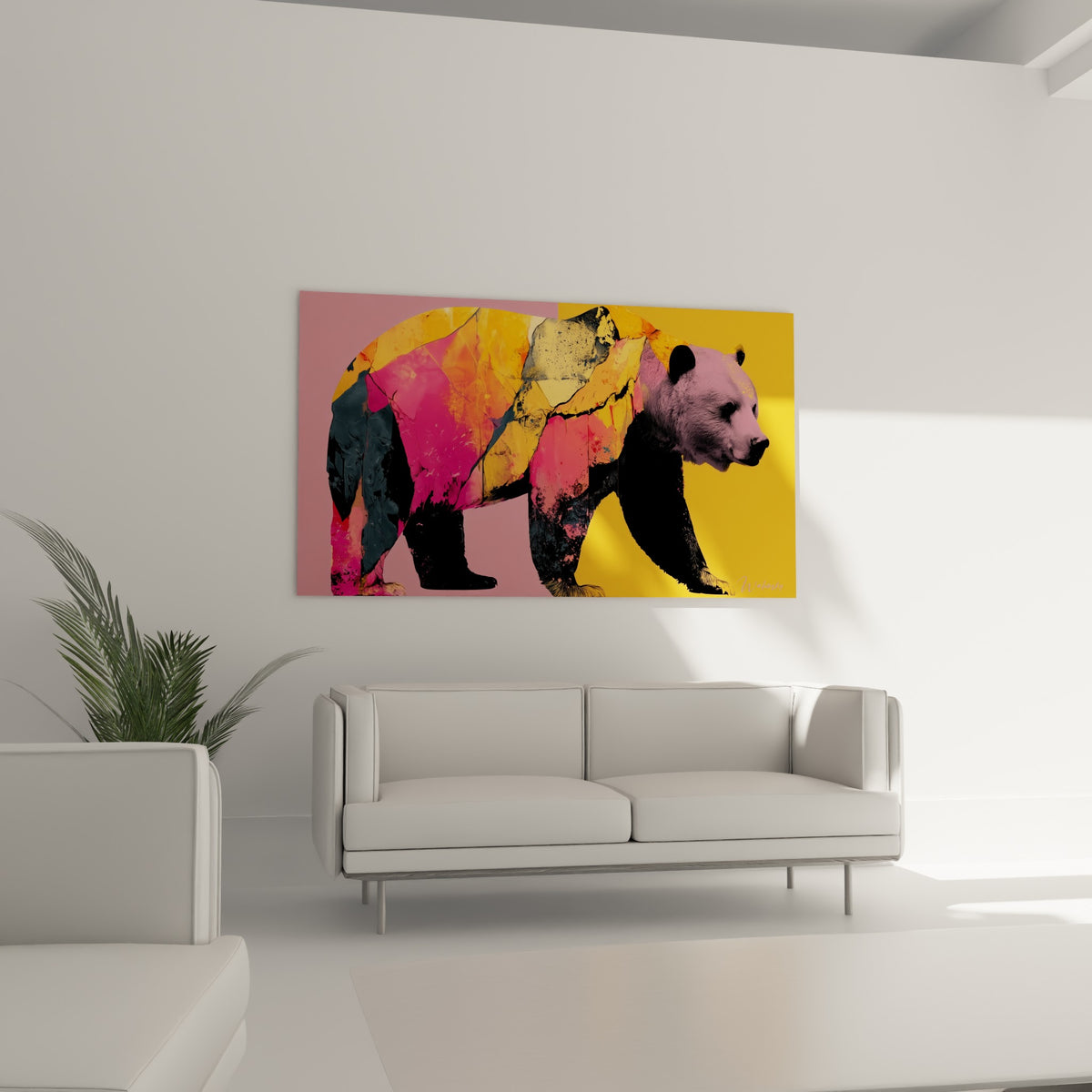 Ours brun aux teintes anthracite et jaune moutarde, positionné au-dessus d'un canapé dans un salon lumineux
