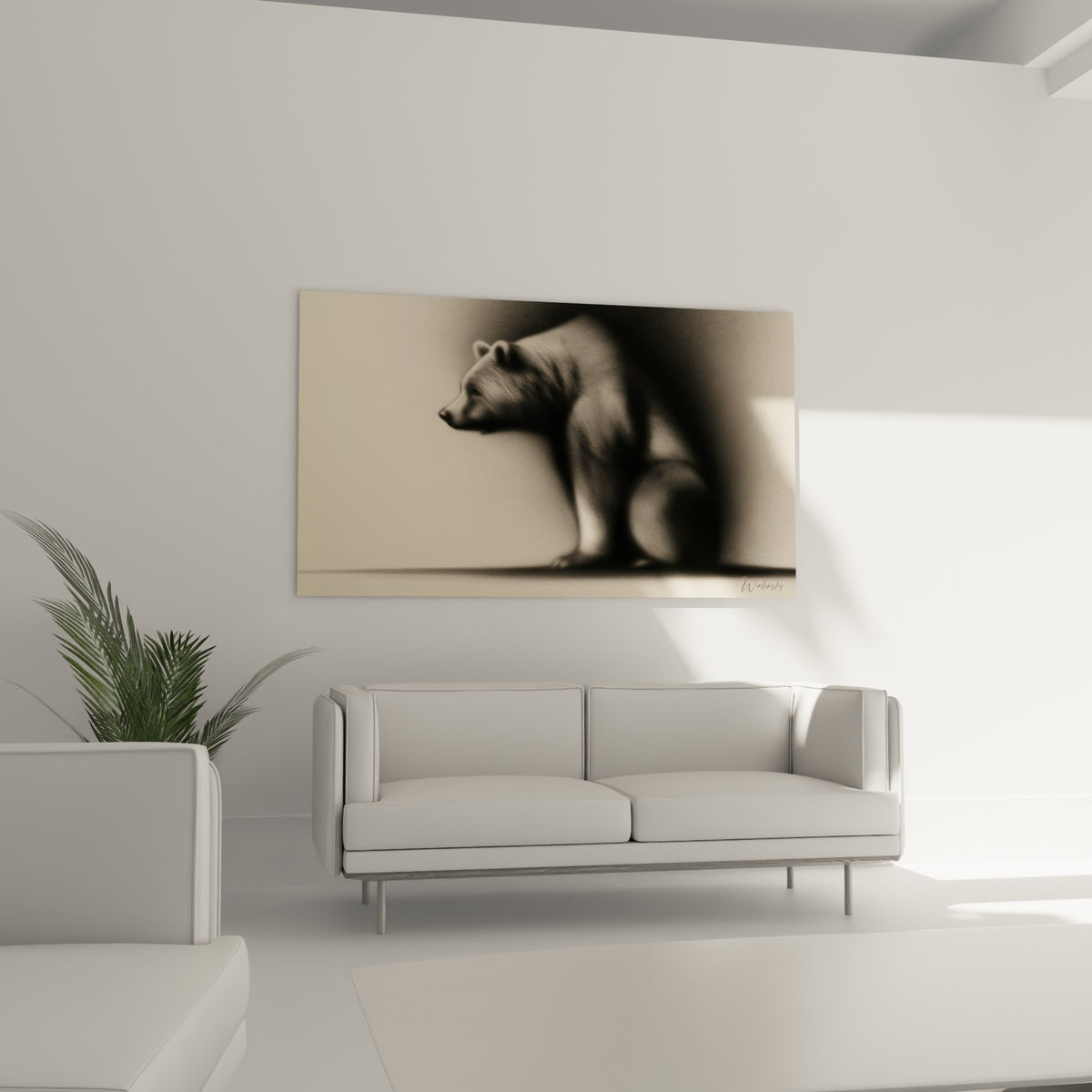 Ours brun sépia à la posture repliée, accroché au-dessus d'un canapé dans un salon lumineux