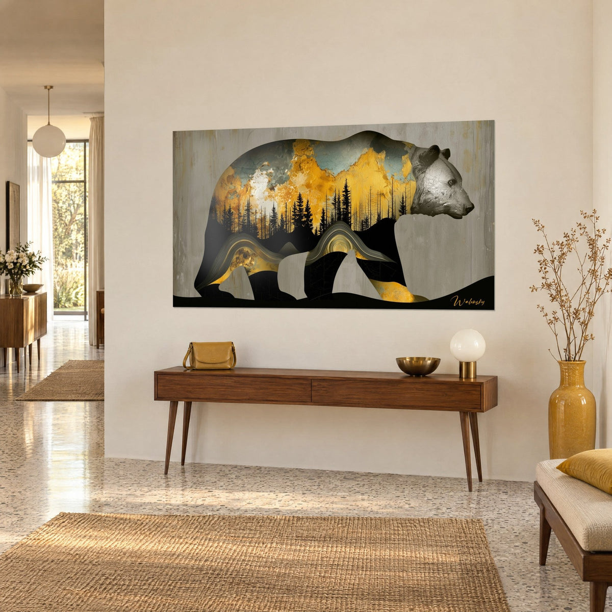 Tableau animal sauvage aux flancs dorés et aux sapins noirs, museau gris argenté, accroché sur un mur beige au-dessus d'une console en bois