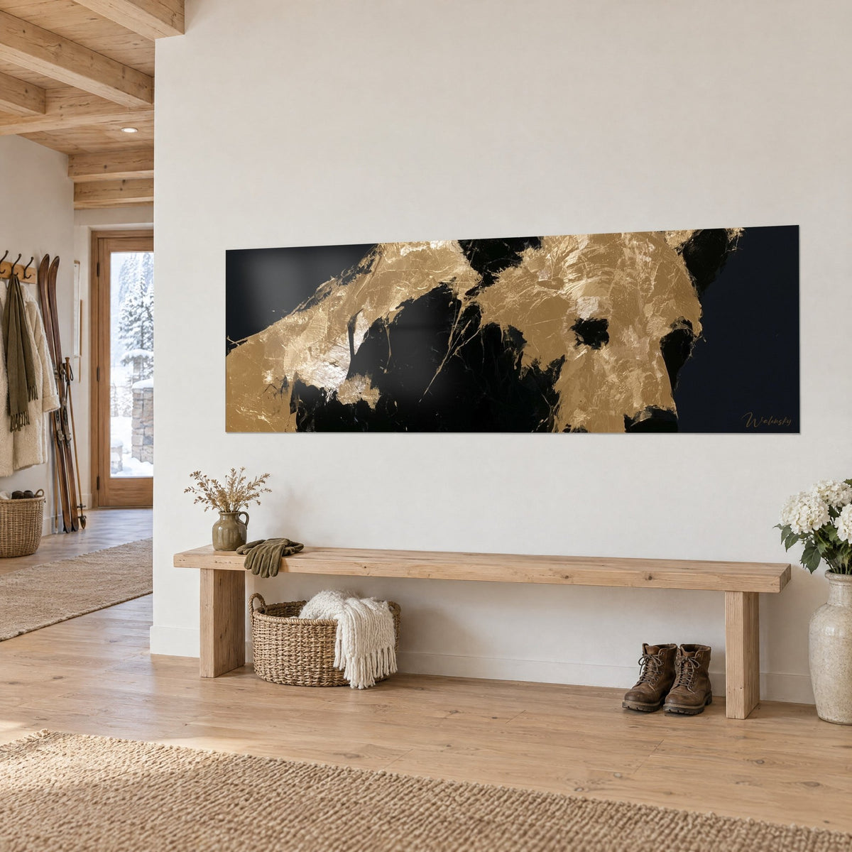 Quadro muso d'orso in pennellate a spatola ocra e oro su nero profondo, appeso sopra una panca in legno chiaro