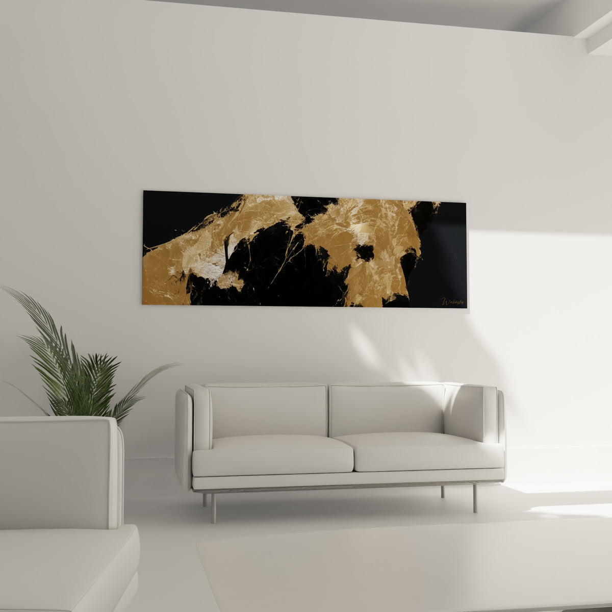 Forme d'ours brun texturée aux tons dorés et noirs, suspendue au-dessus d'un canapé dans un salon lumineux.