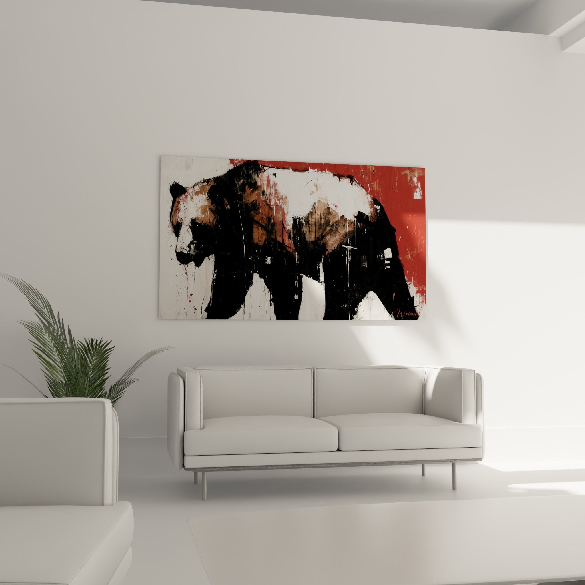 Démarche puissante d'un ours brun anthracite sur fond rouge, au-dessus d'un canapé dans un salon lumineux