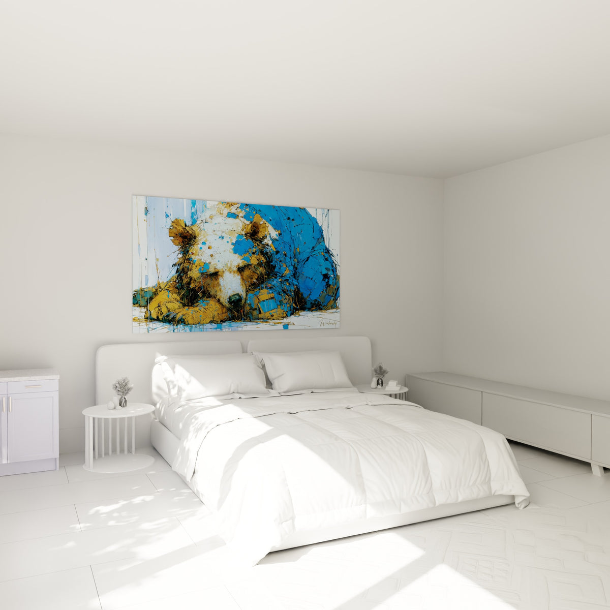 Silhouette d'ours brun bleu et ocre paisiblement assoupie, au-dessus d'un lit dans une chambre claire